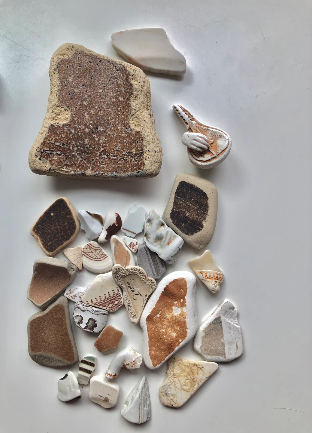 Assorted ceramic and glass shards $10 per colour lot - photo 5