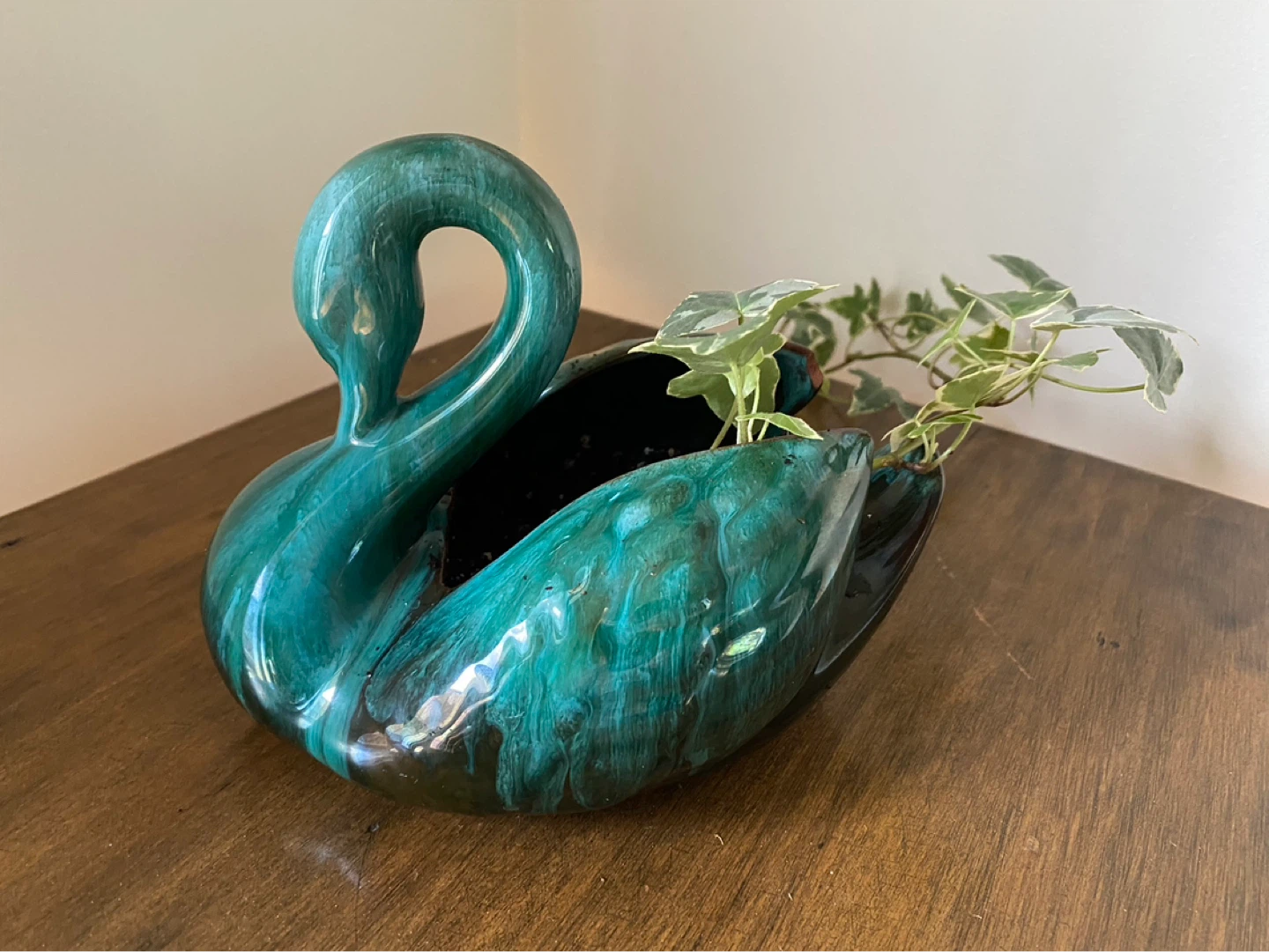 Vintage Blue Mountain Swan with Ivy Plant