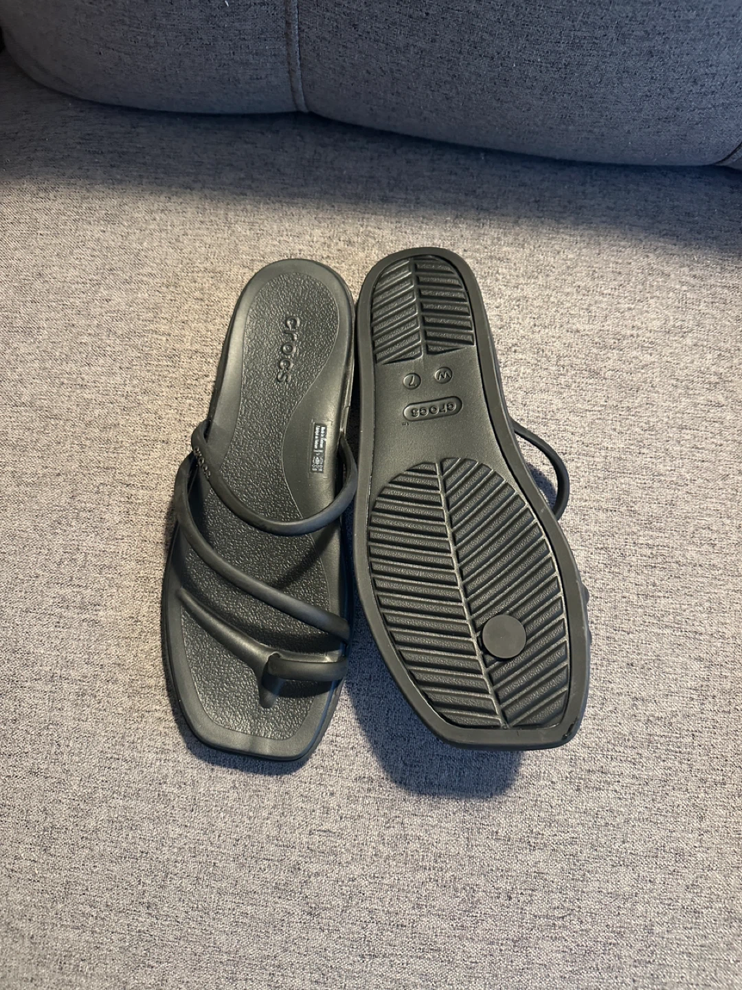 Crocs Black Flip Flop Sandals Size 7 - photo 3