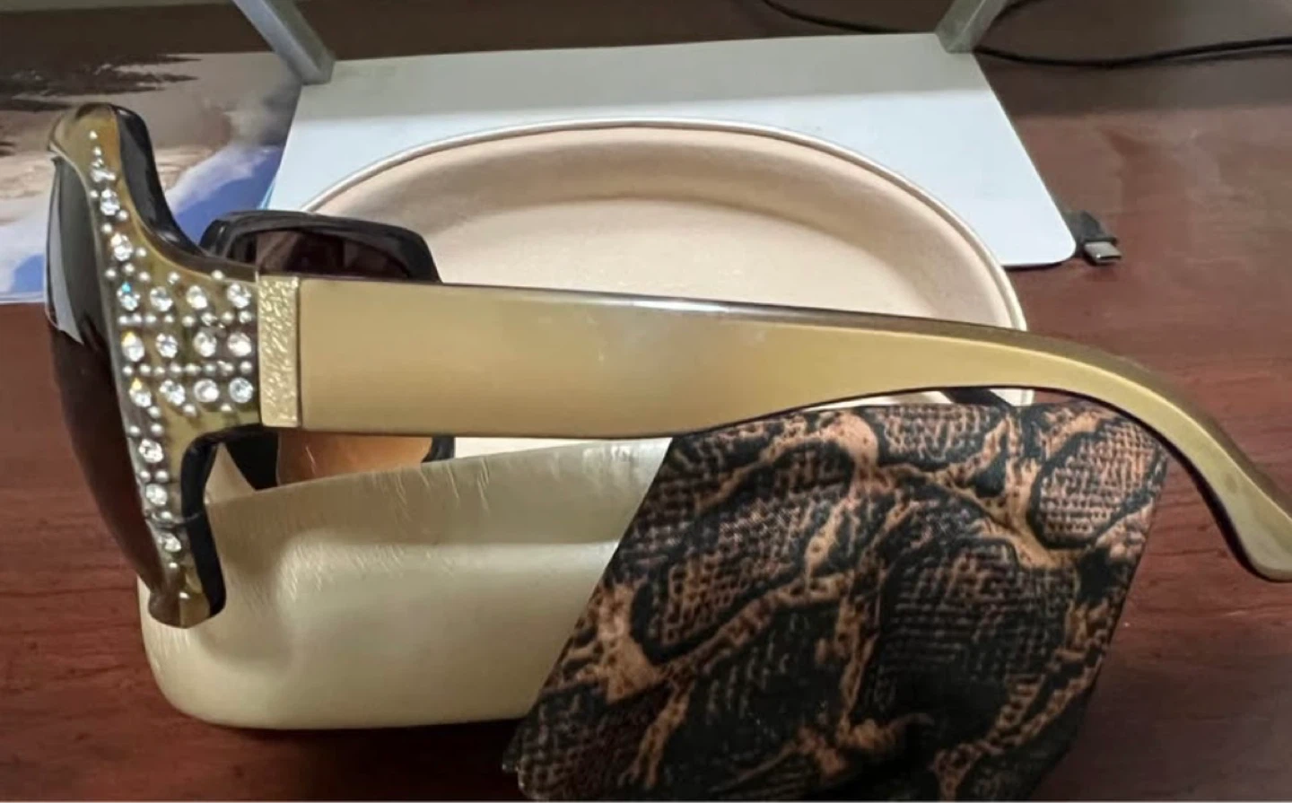 Beautiful Sunglasses w/Case 😎 - photo 4