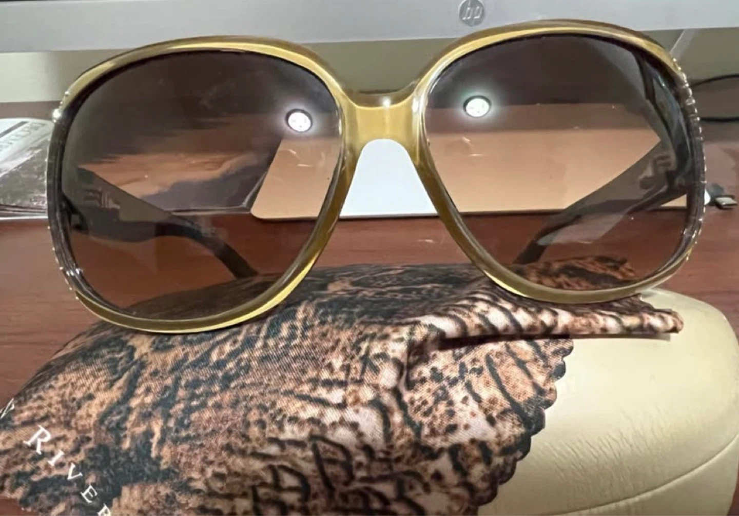 Beautiful Sunglasses w/Case 😎 - photo 5