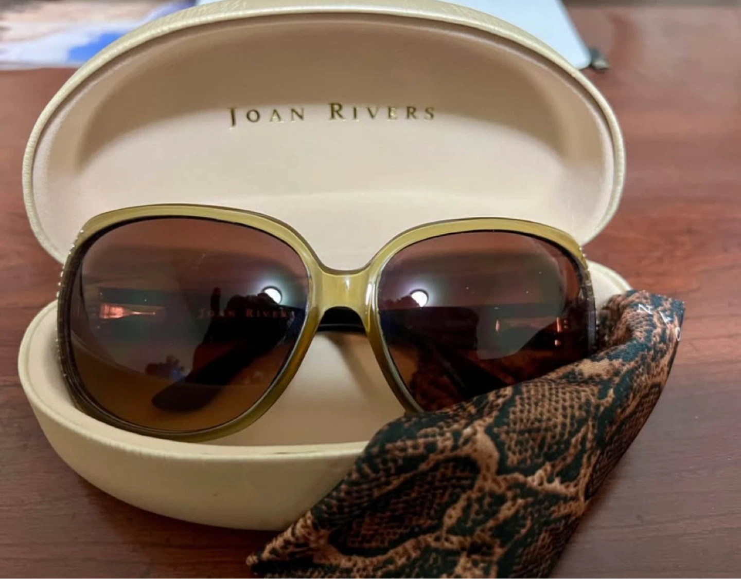 Beautiful Sunglasses w/Case 😎 - photo 2