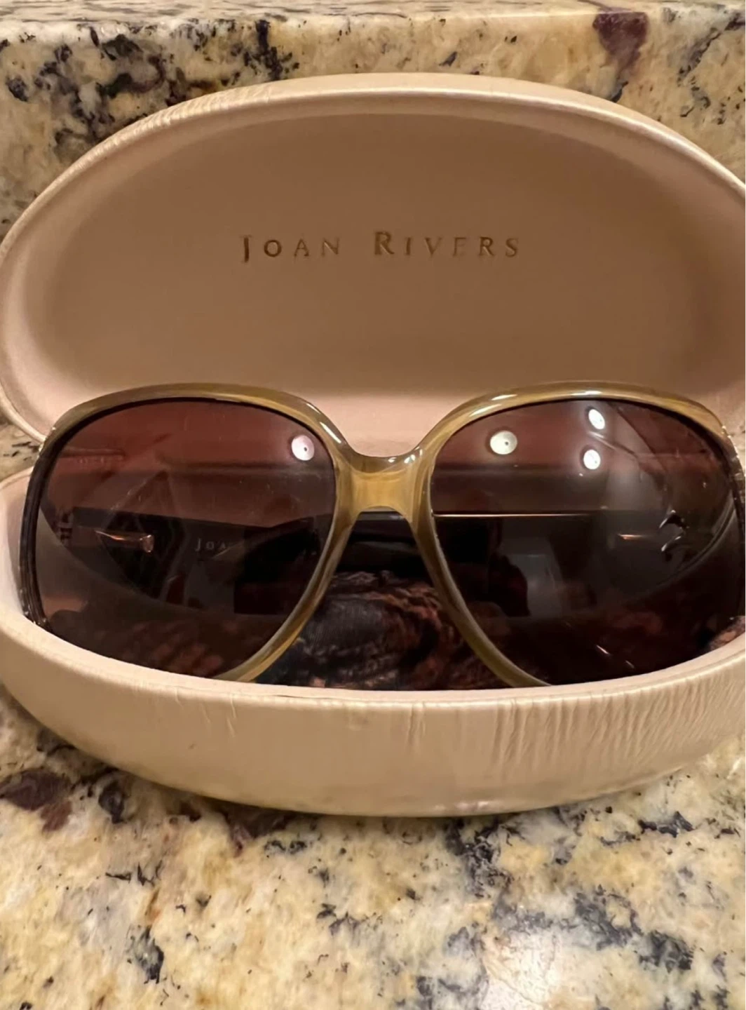 Beautiful Sunglasses w/Case 😎