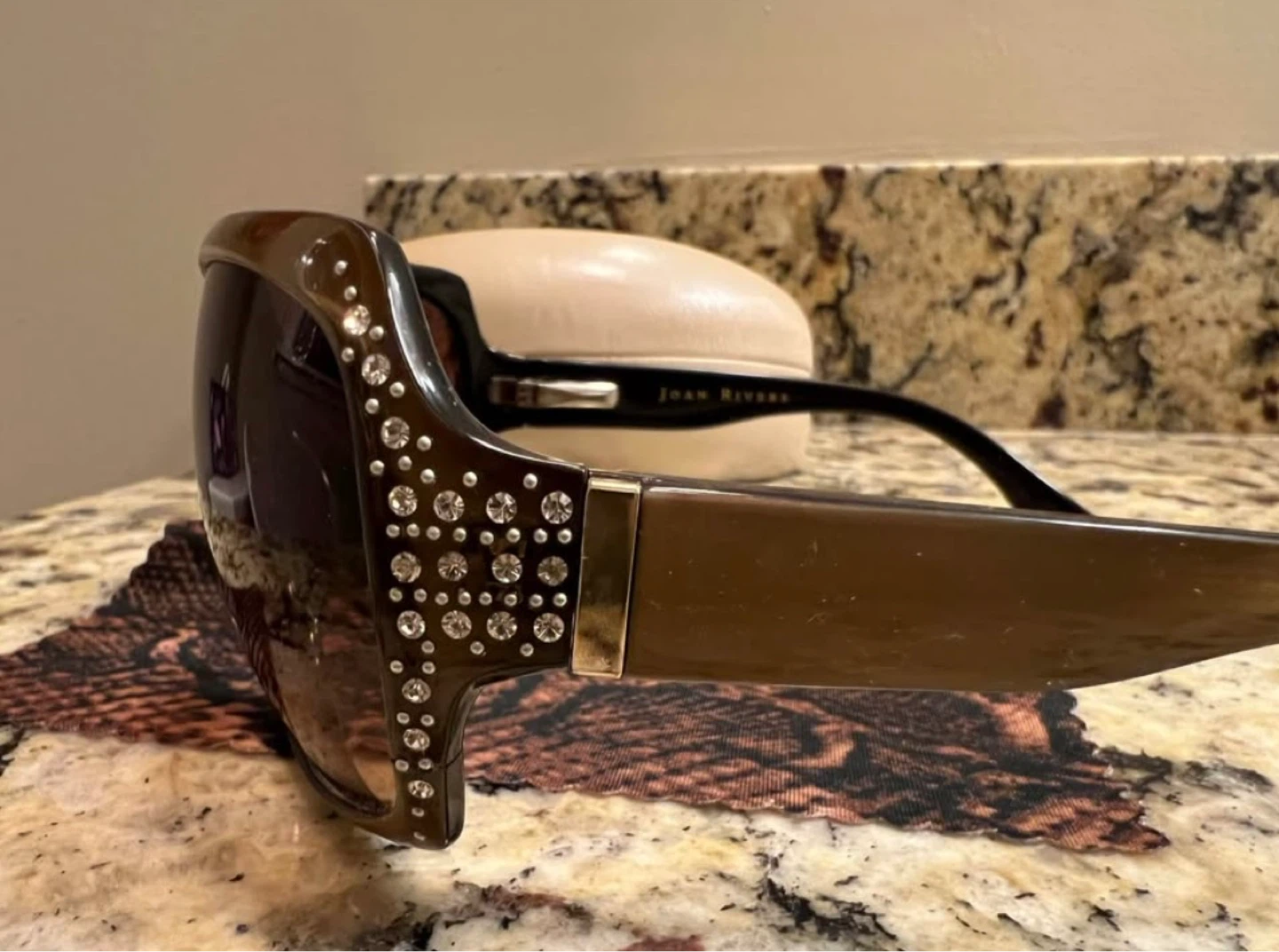 Beautiful Sunglasses w/Case 😎 - photo 3