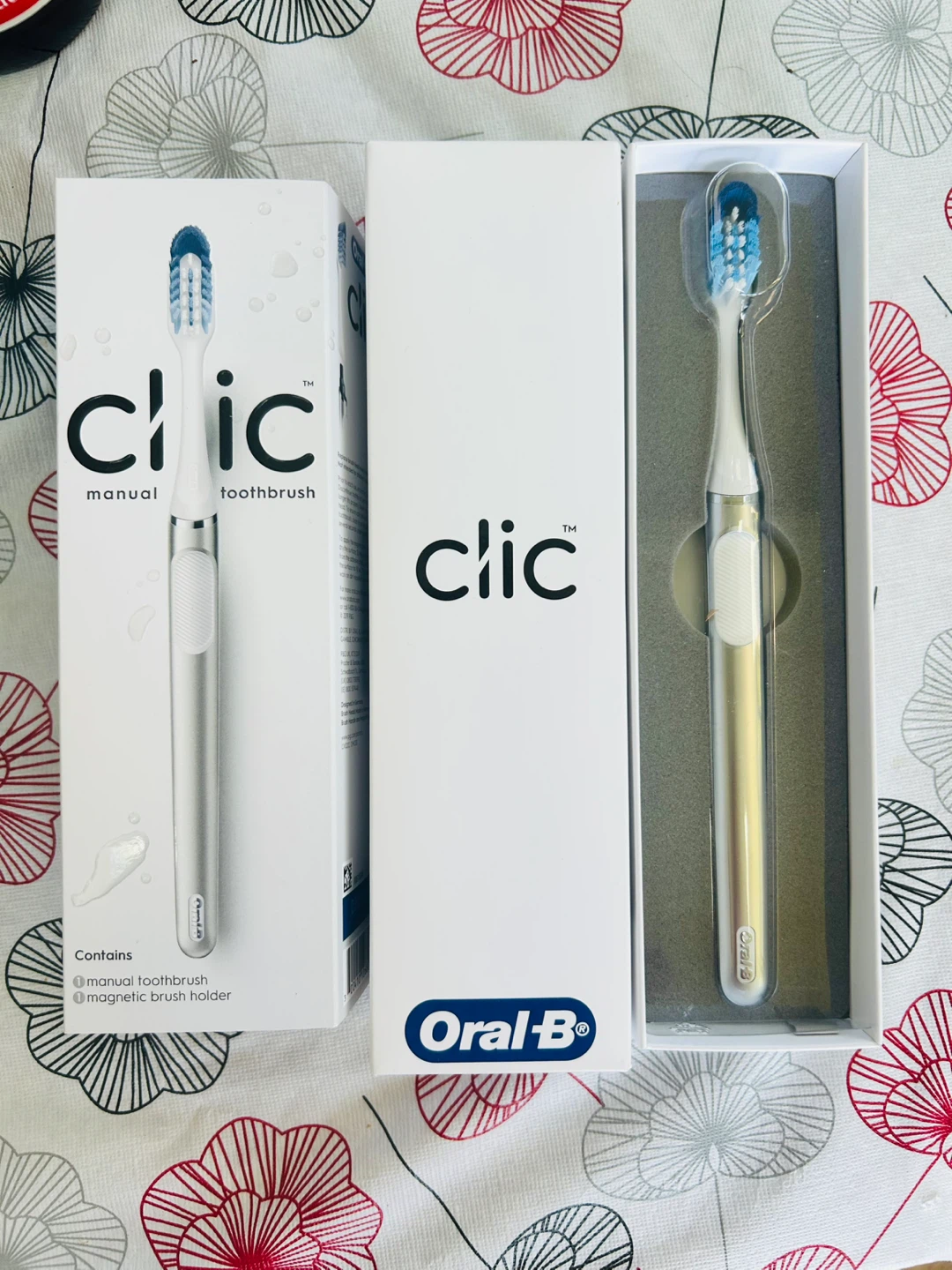 Oral-B CLIC Manual Toothbrush with Magnetic Holder