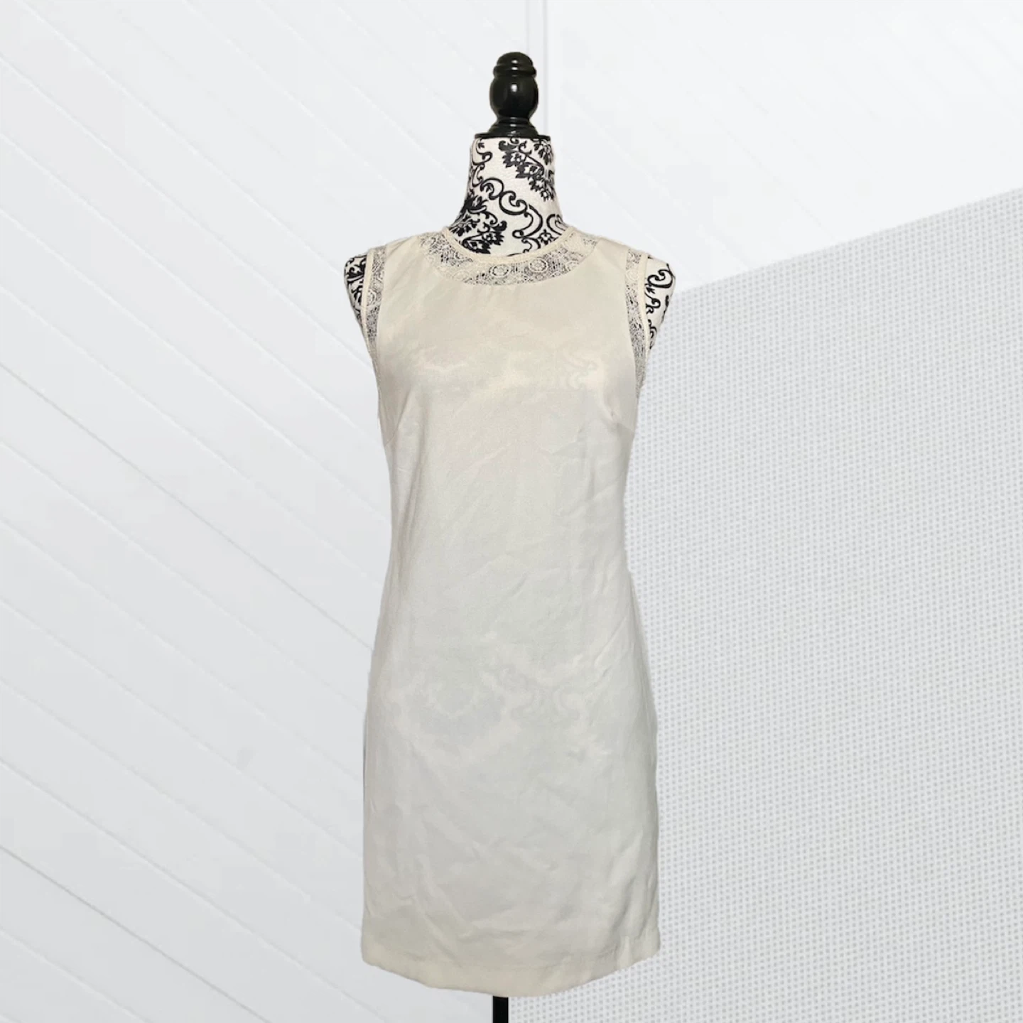 Sleevless Cream Lace Trim Dress