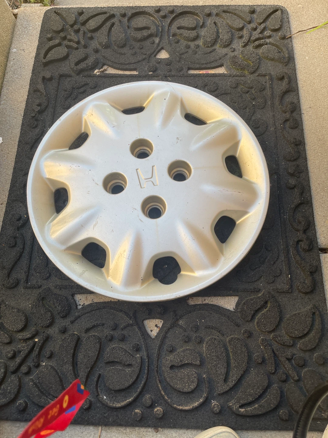Honda Hubcap x 4 any offer accepted at garage sale. - photo 2