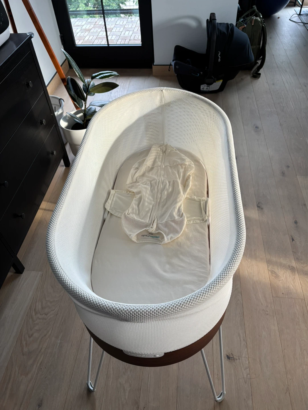 Gently Used Snoo Bassinet with 2 size Swaddles - photo 4