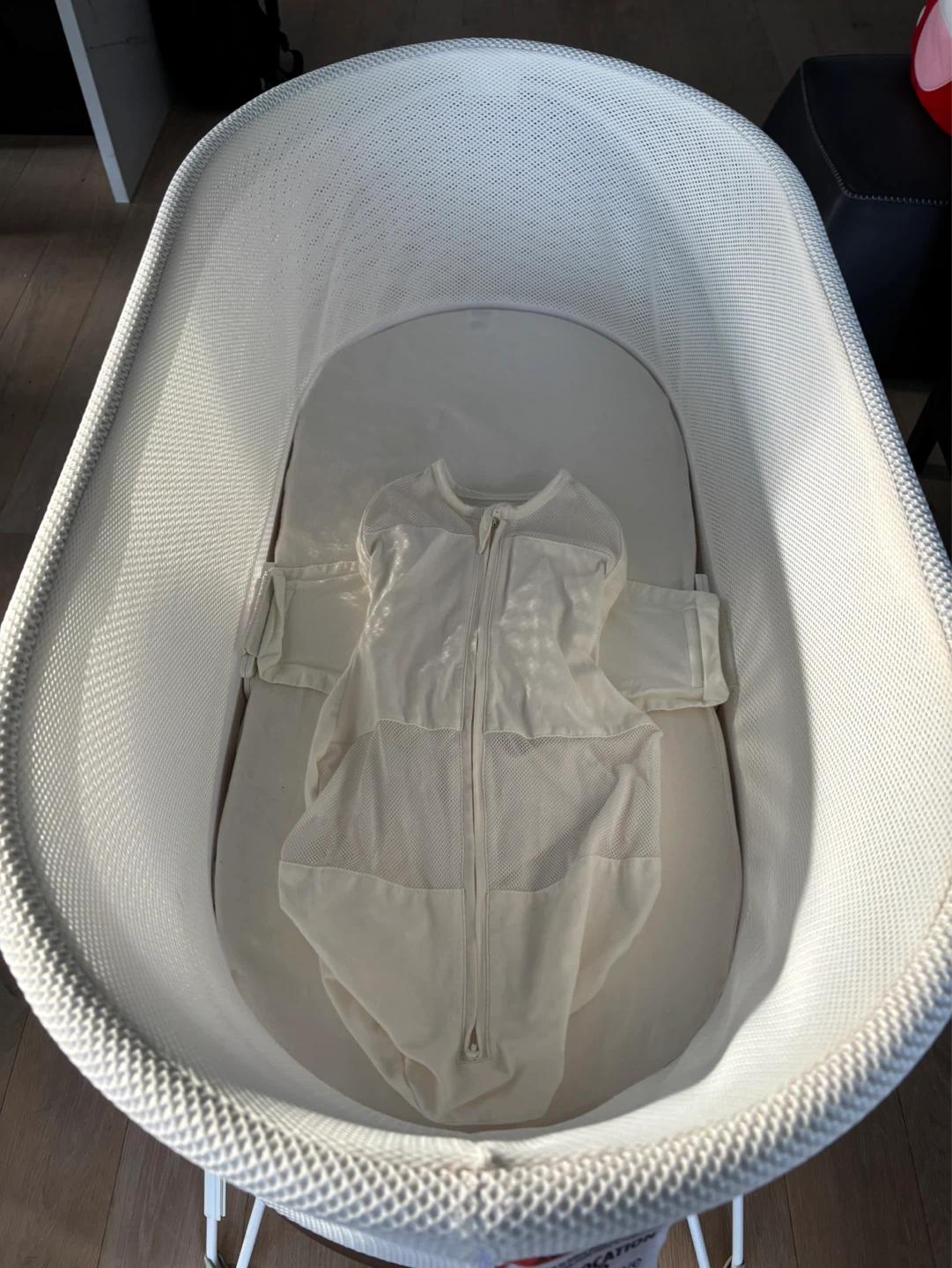 Gently Used Snoo Bassinet with 2 size Swaddles - photo 3