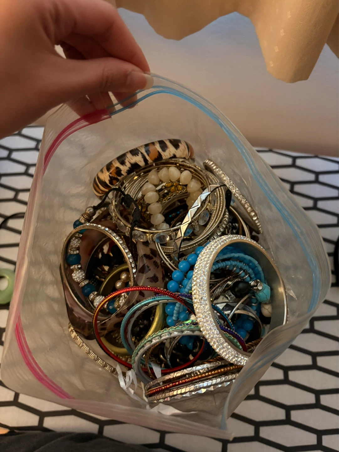 Mystery lot of assorted vintage and modern bangles / bracelets - photo 2