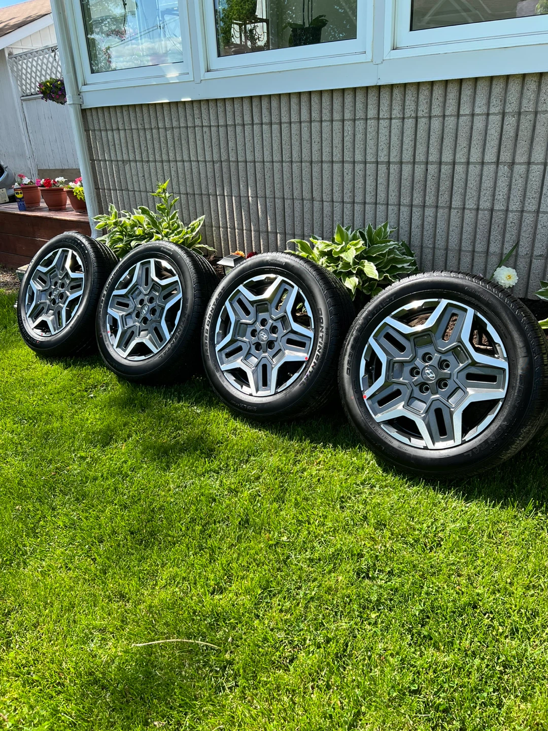 Hyundai Santa Fe All-Season Tires/Rims + TPMS Like New - photo 4