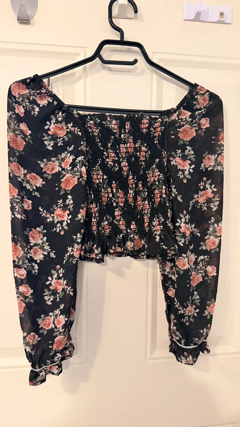 floral print long sleeve crop top. Size M