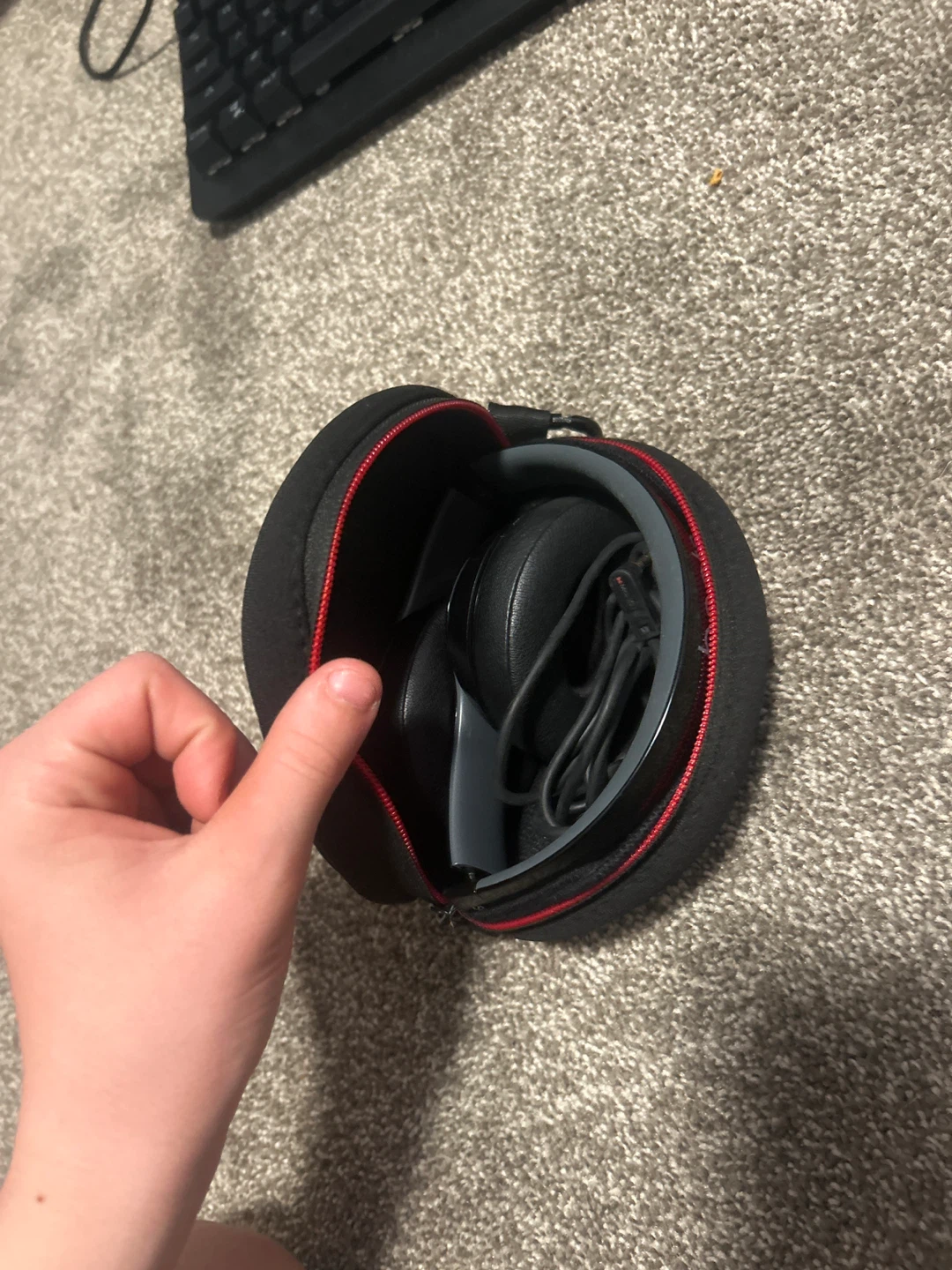 Beats Solo Headphones with Case - photo 4