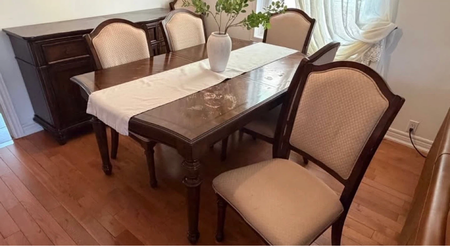 Wooden Dining Table/6 chairs/extension leaf