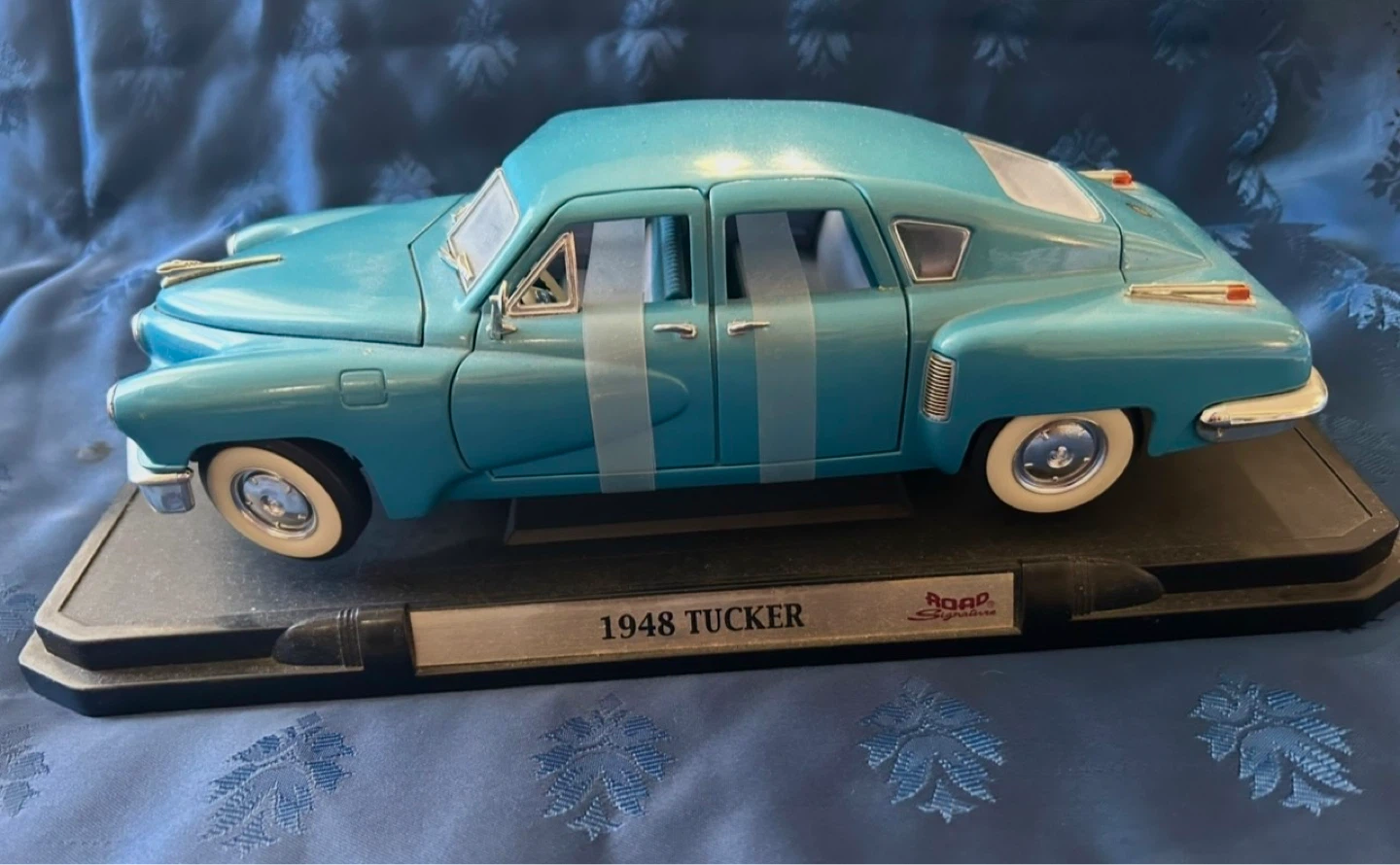 Road Signature 1948 Tucker Diecast Car