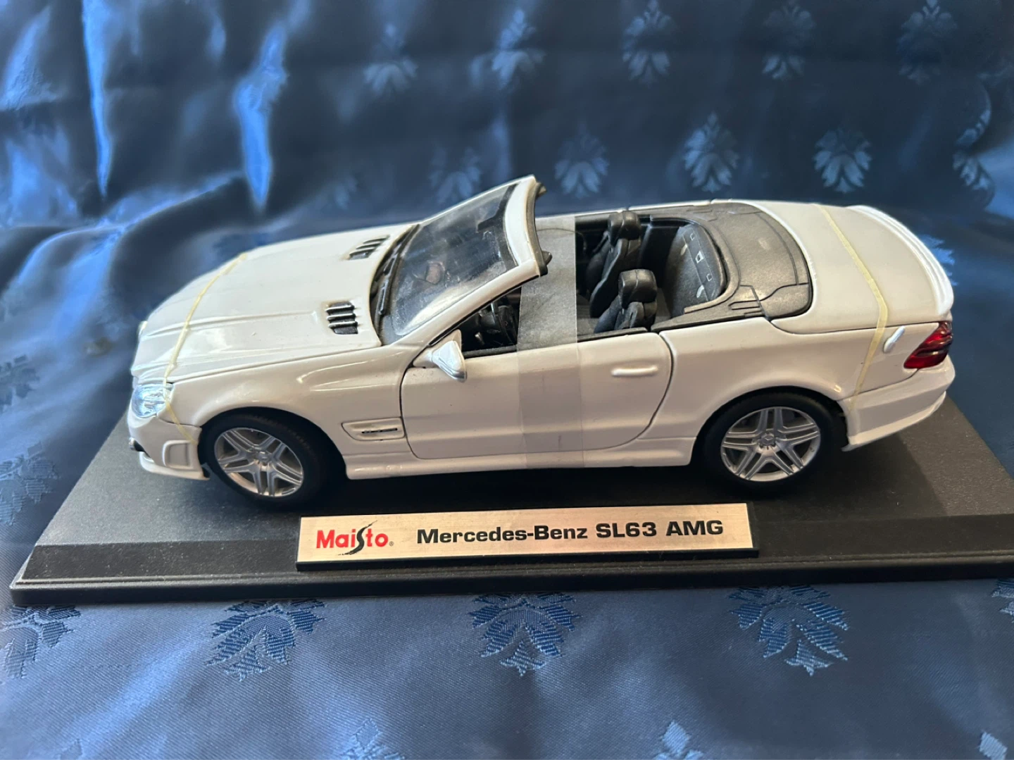 Maisto Mercedes-Benz SL63 AMG Diecast Model Car