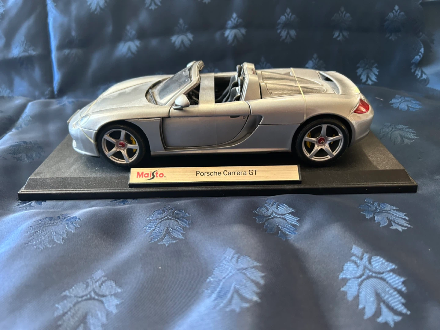 Maisto Porsche Carrera GT Silver Diecast Model Car 1/18