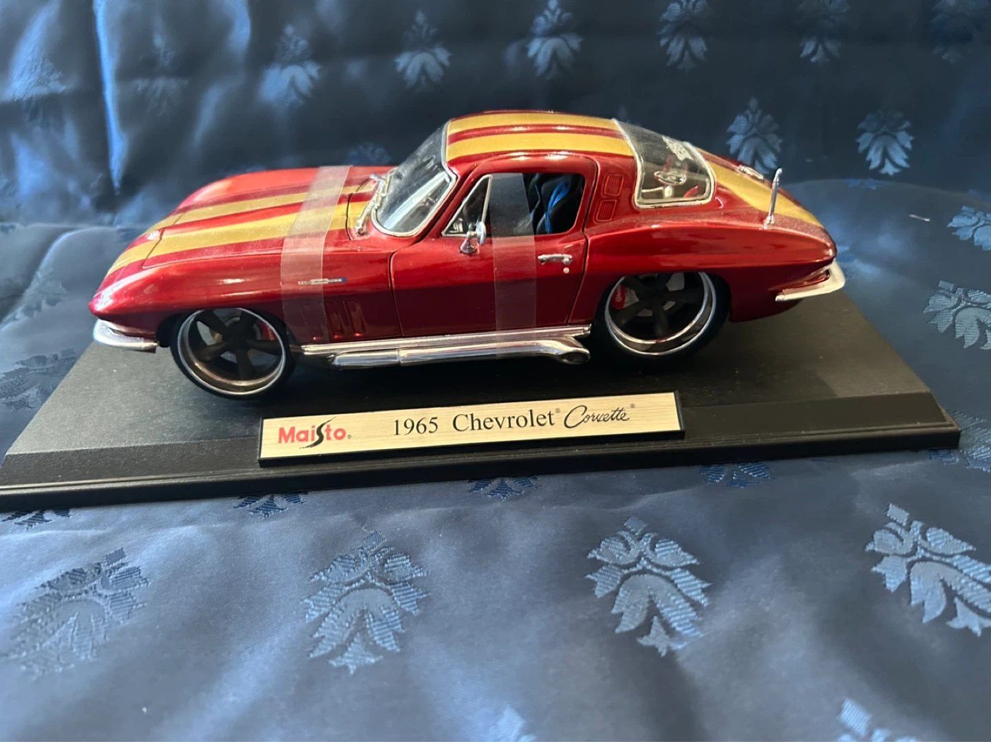 Maisto 1965 Chevrolet Corvette Diecast Model Car