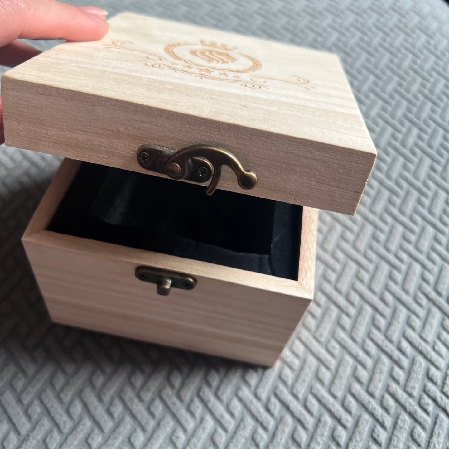 Wooden Keepsake Box with Lion Crest Design - photo 5
