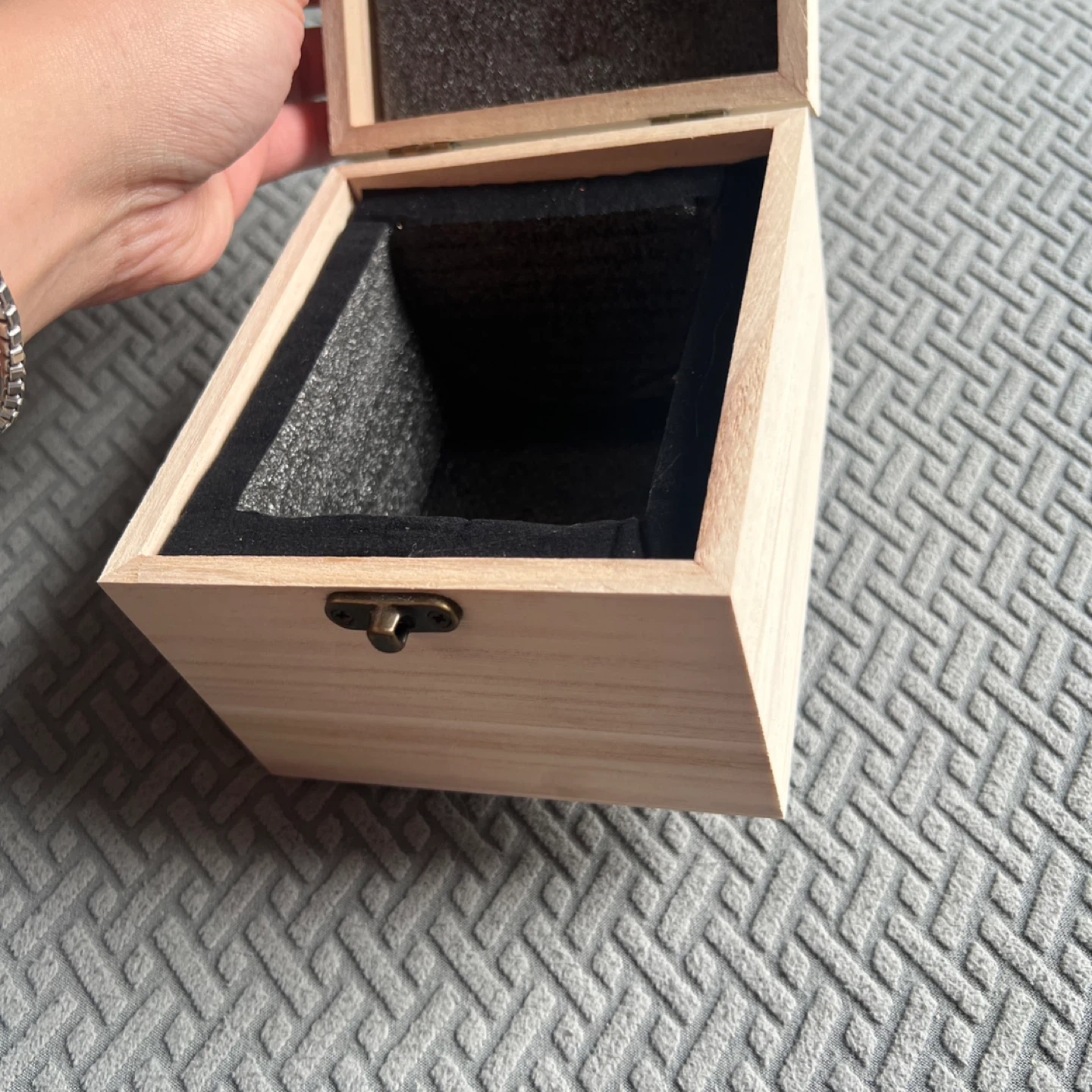 Wooden Keepsake Box with Lion Crest Design - photo 4