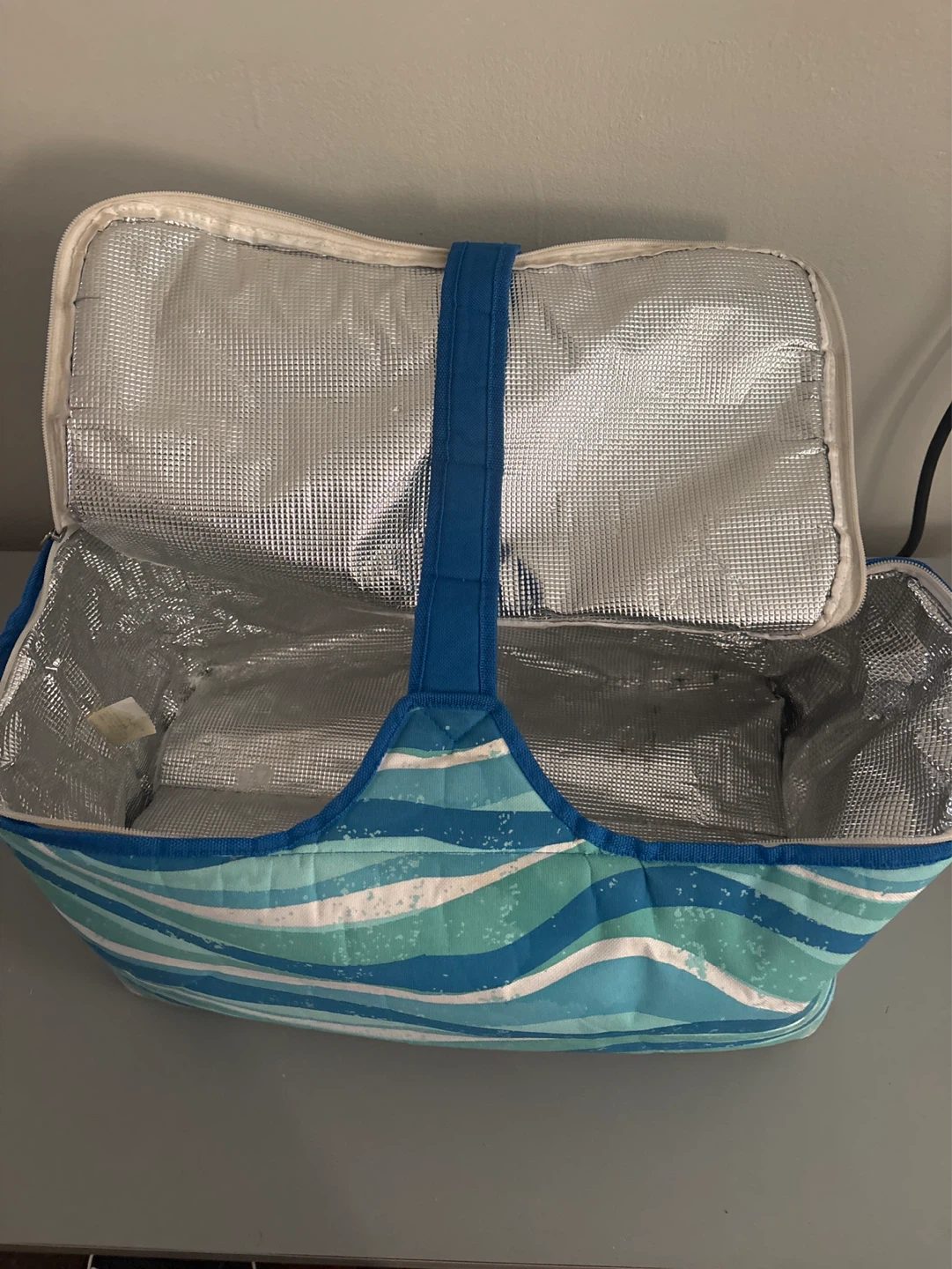Oversized Insulated Bag with Waves Design - photo 3