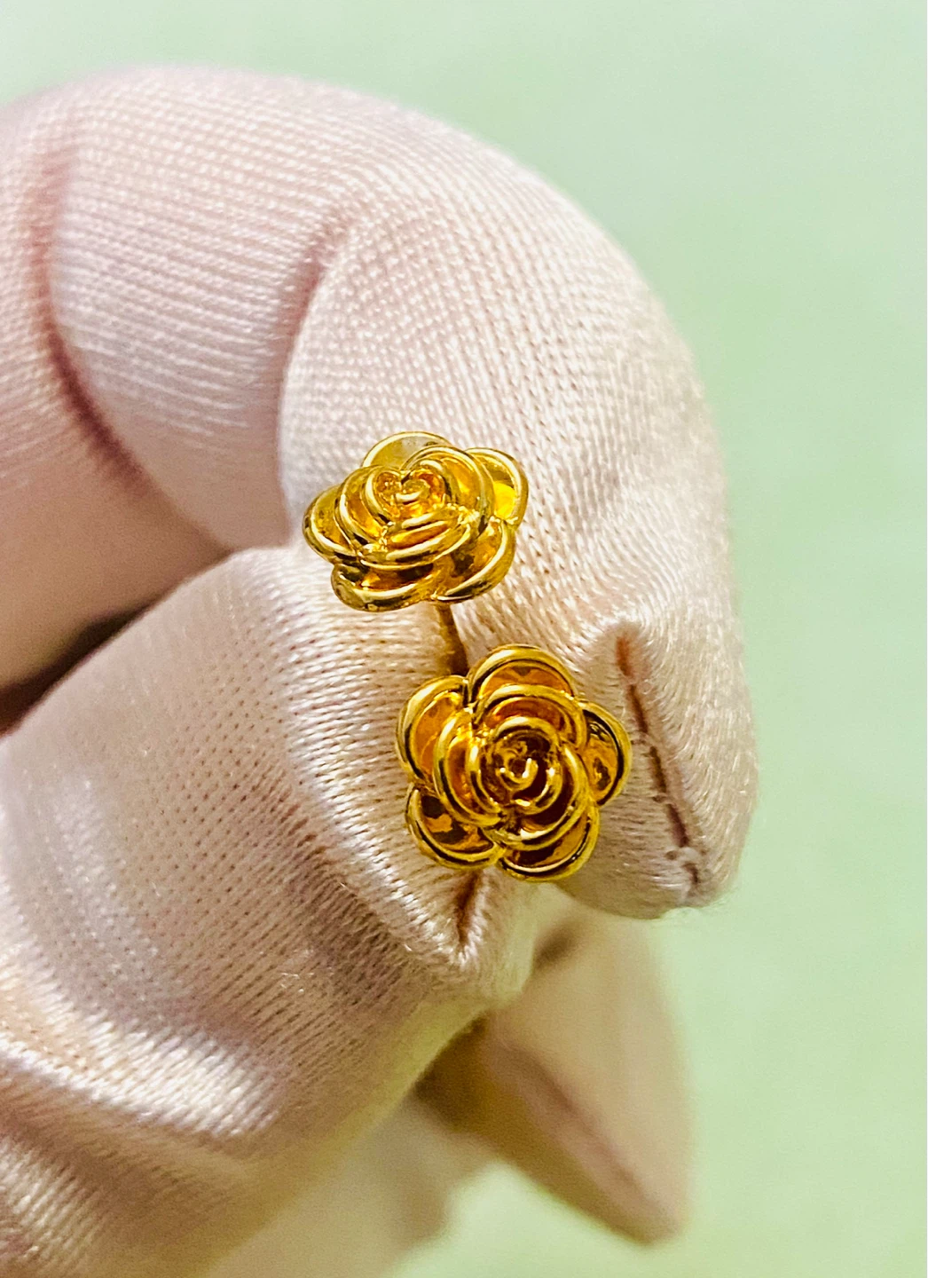 18 K  Gold Rose Stud Earrings
