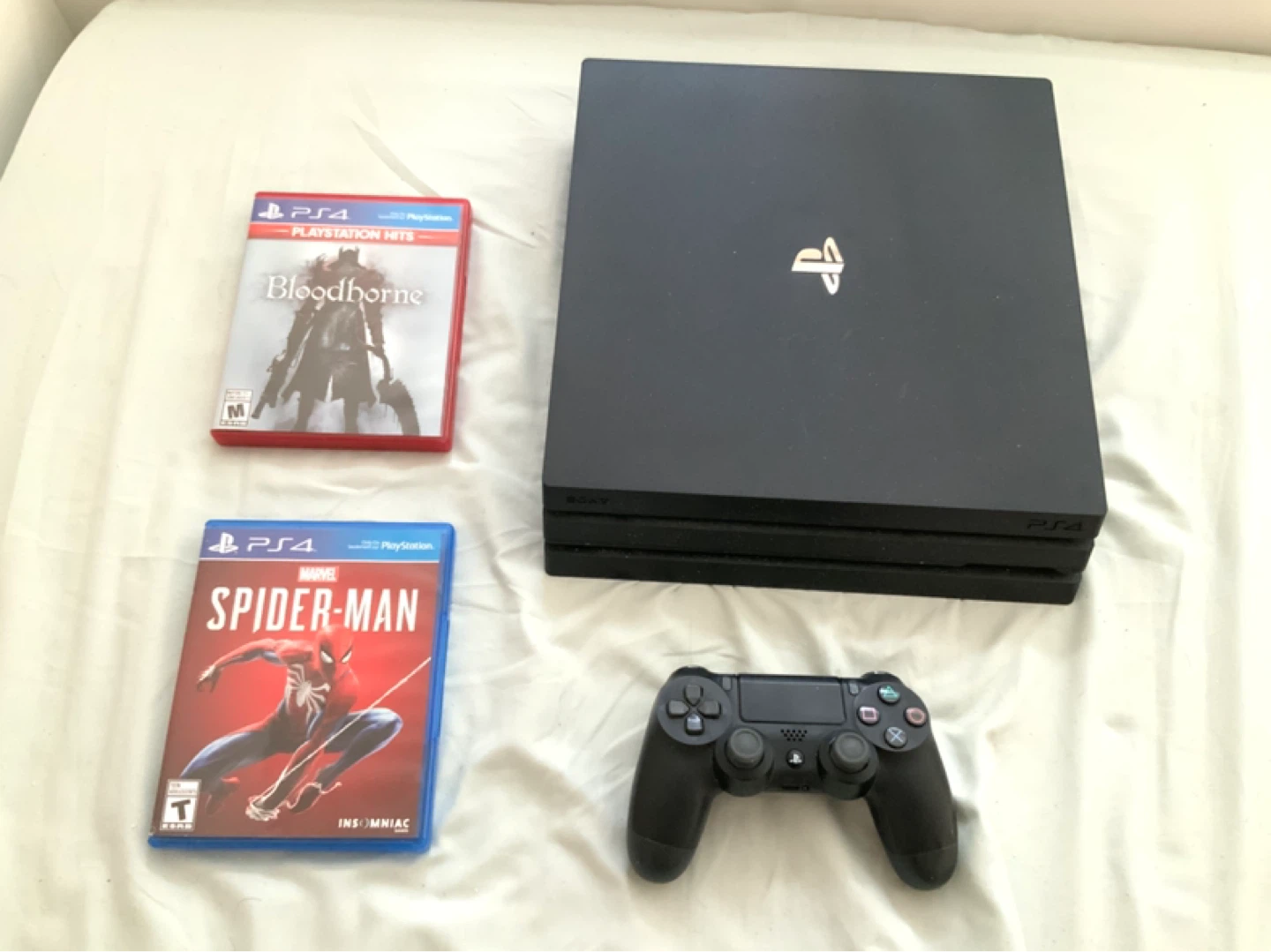 PlayStation 4 PRO 1TB 2 Games 1 controller