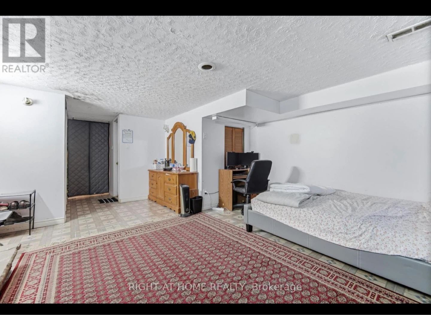 Spacious Basement Suite with Private Washroom – Shared Kitchen - photo 2