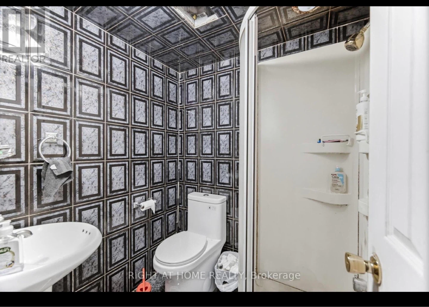 Spacious Basement Suite with Private Washroom – Shared Kitchen - photo 4