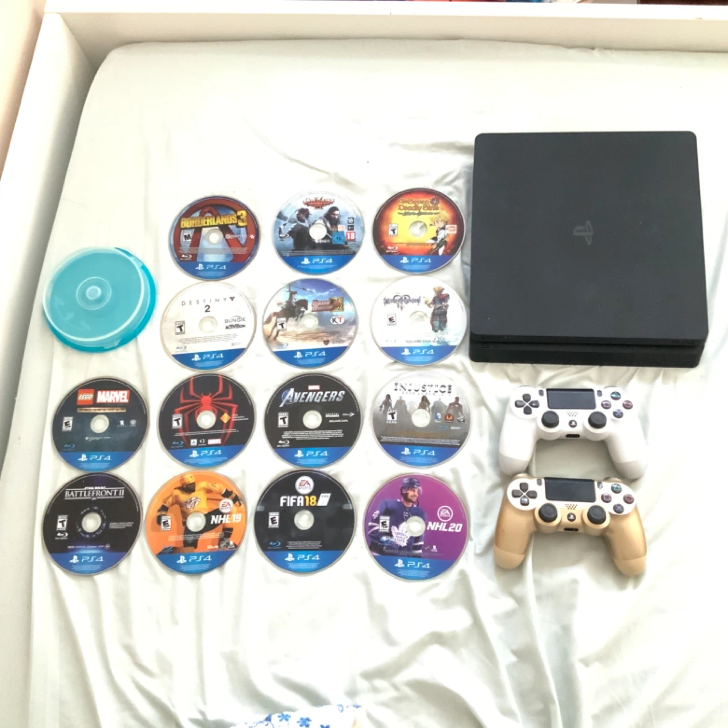 PlayStation 4 slim 1TB 14 Games 2 controllers