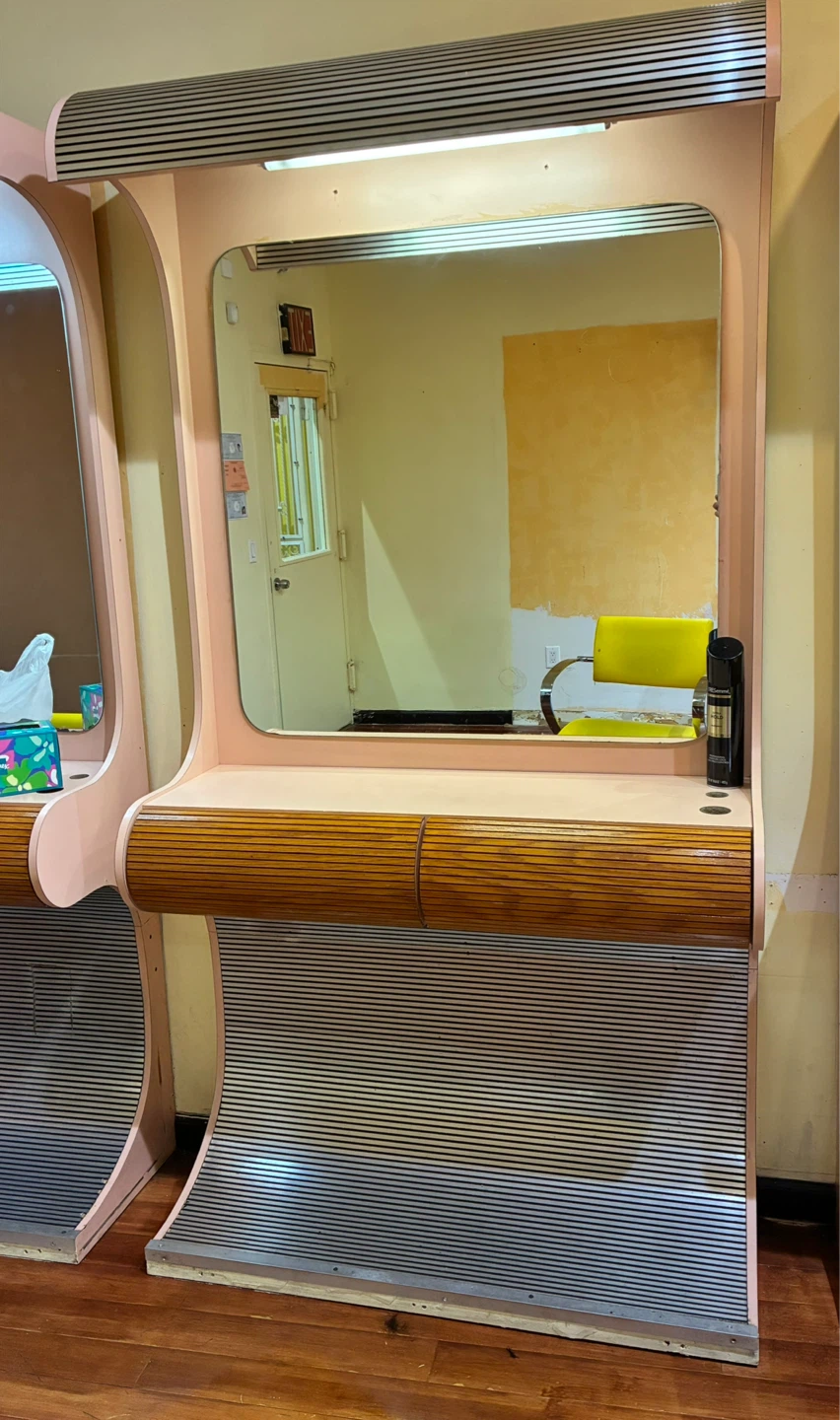 Salon vanity