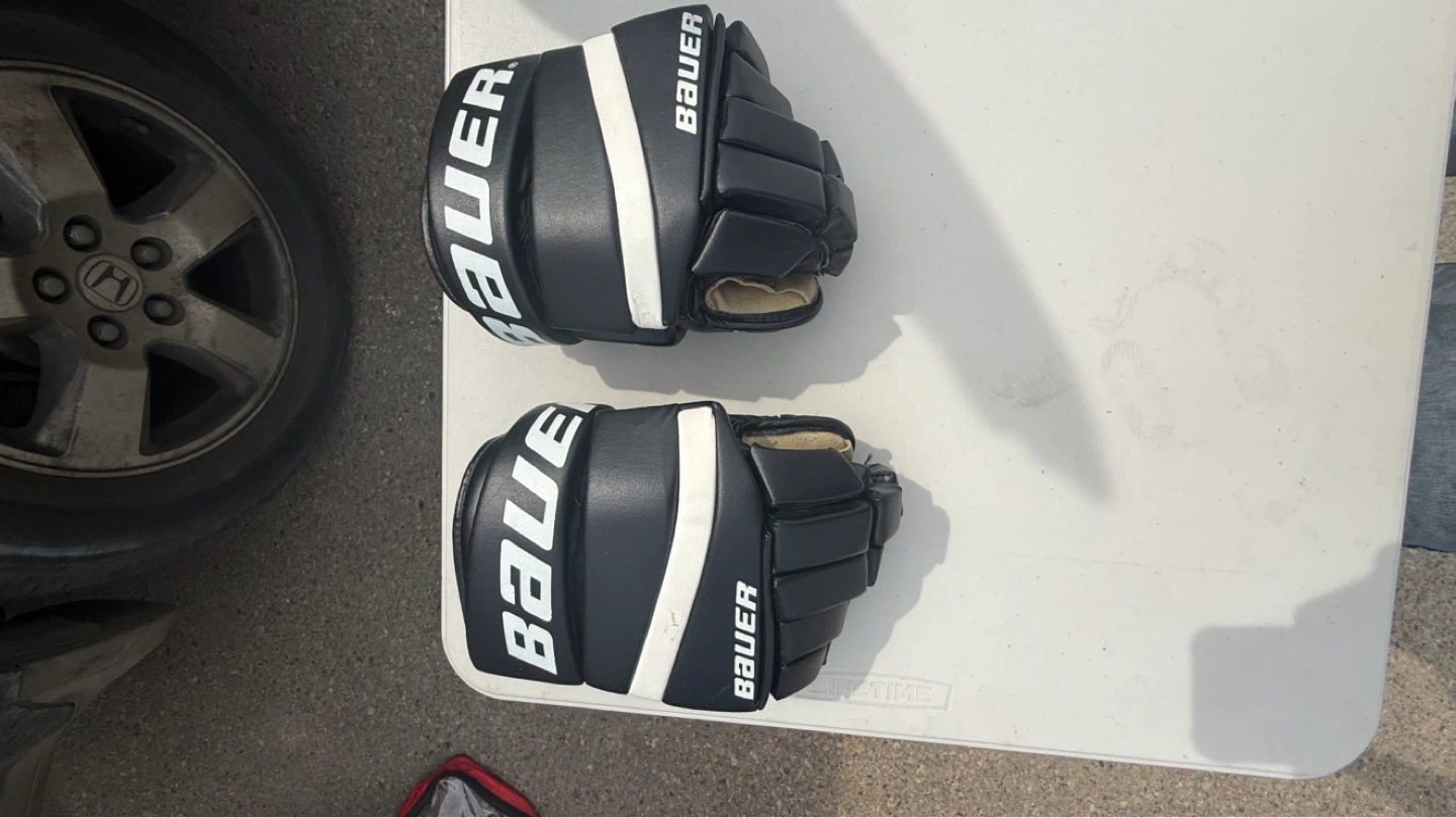 Ball hockey gloves