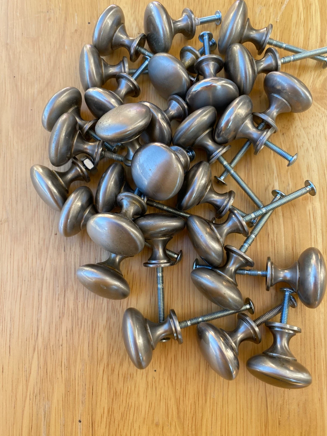 Oval cabinet door knobs 30 p. Pick up Islington/Evans