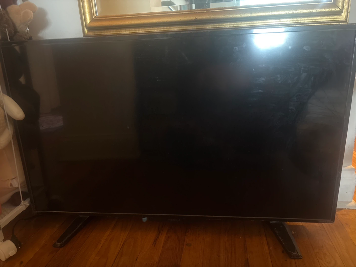 Insignia 32’ Flat Screen TV