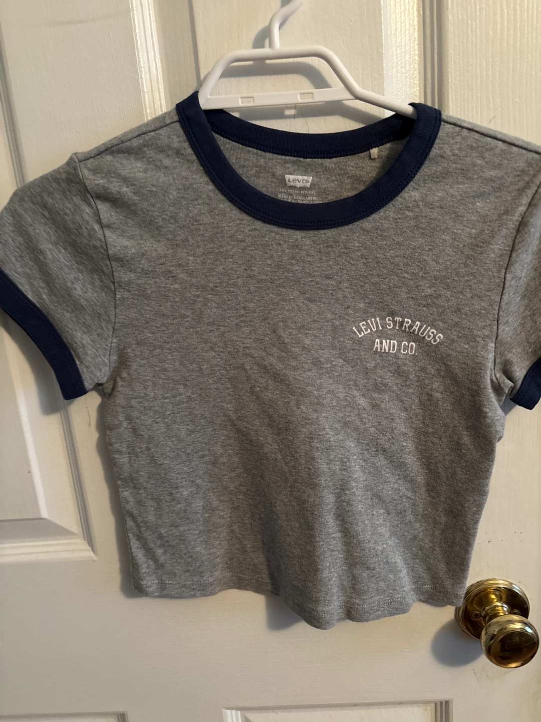 Women Levi’s cropped t shirt size small