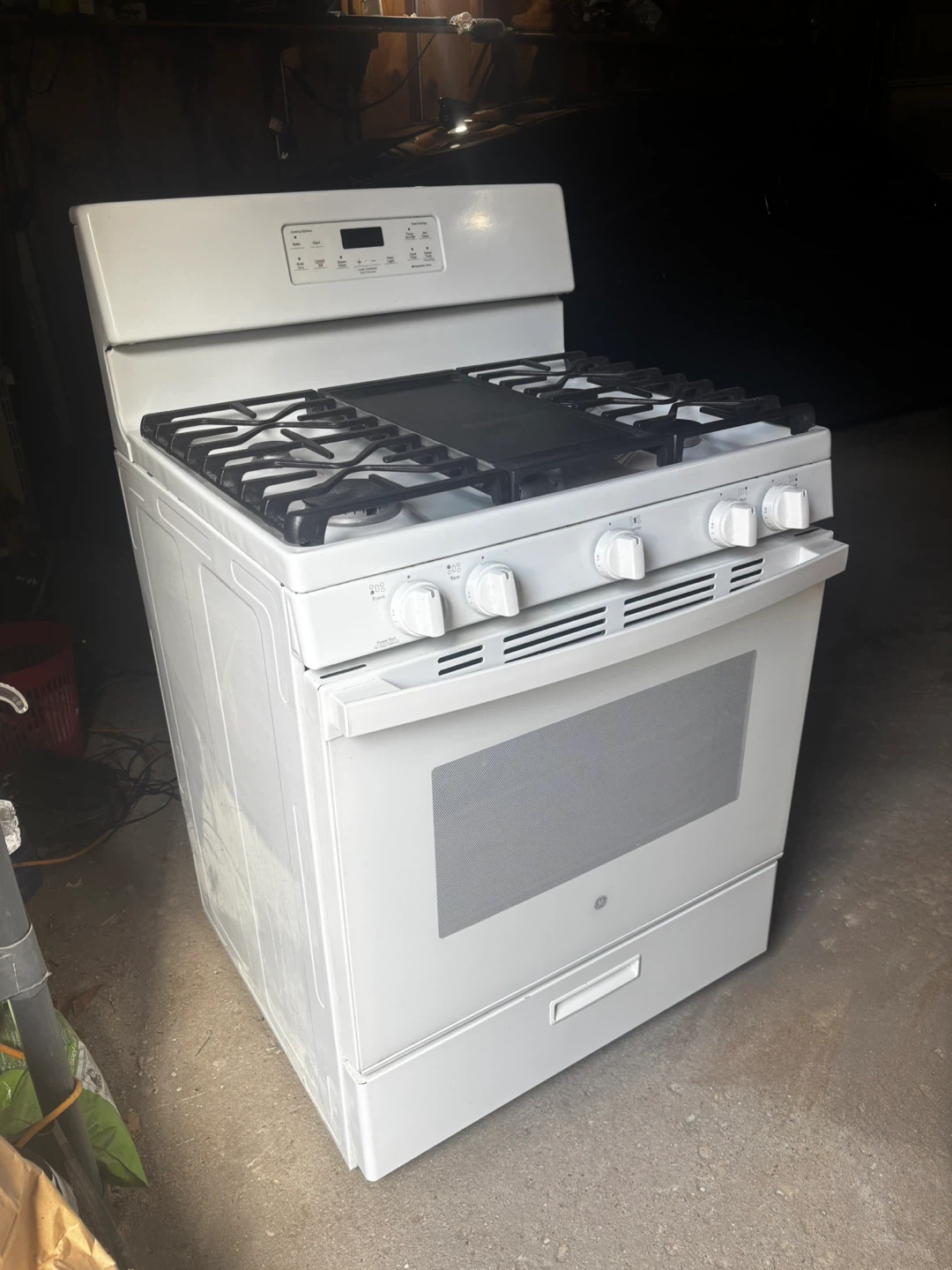 GE White Gas Range with Griddle
