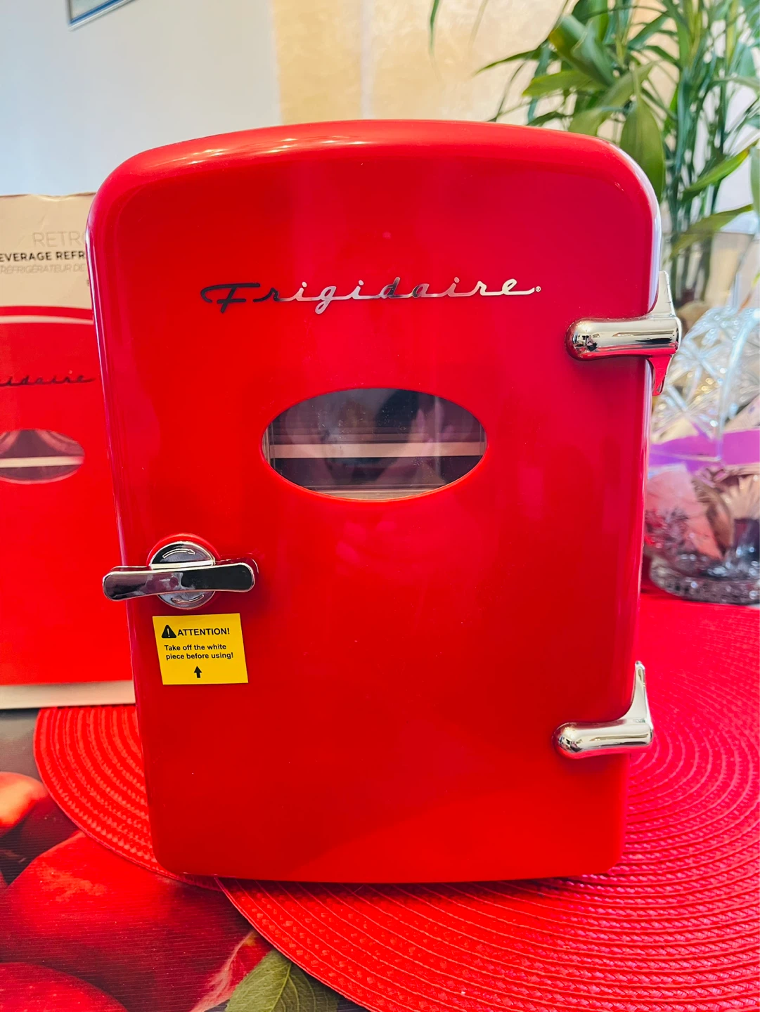 Frigidaire Retro Mini Beverage Refrigerator - Red - photo 3