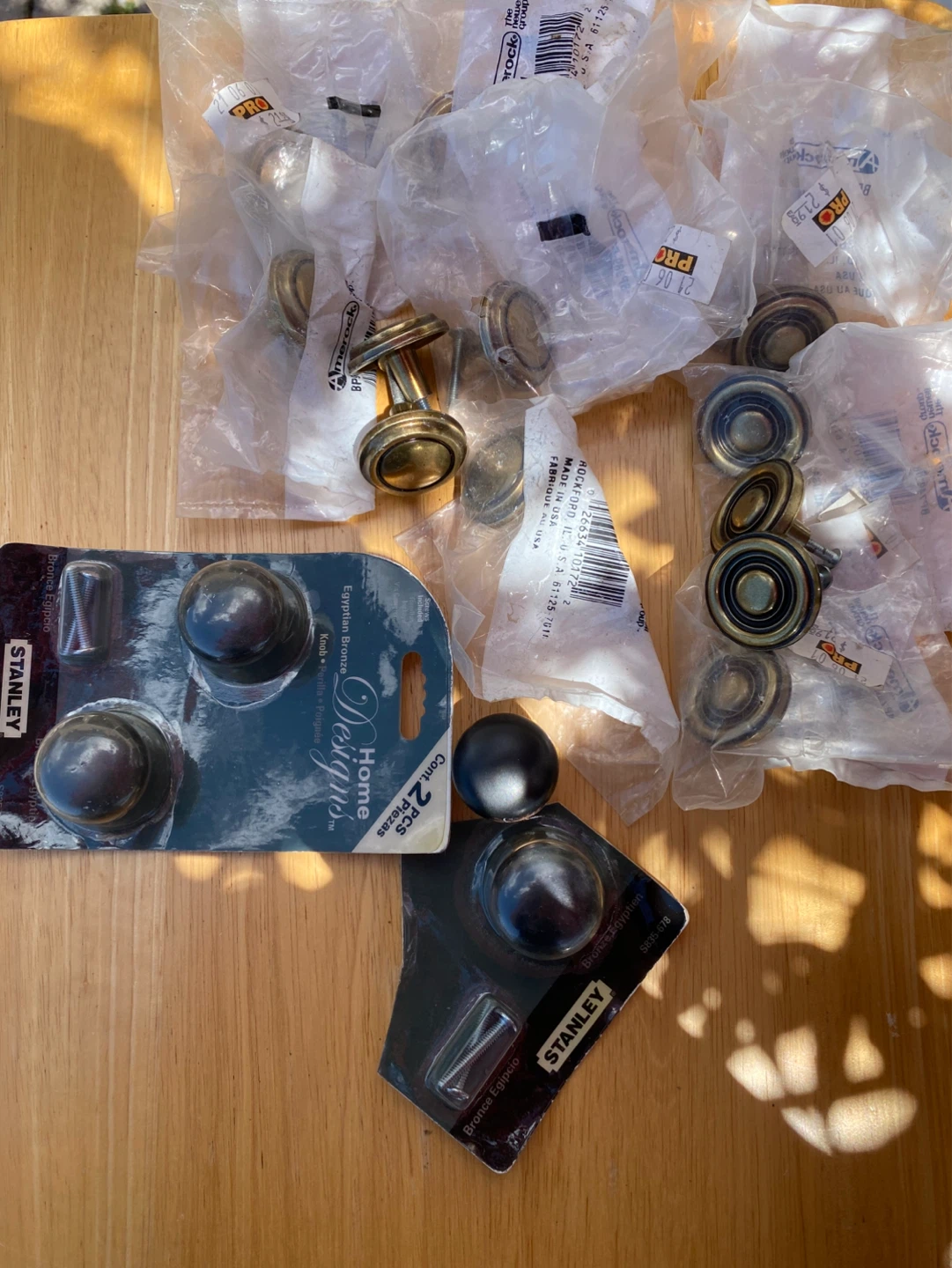 Cabinet  knobs 17 p. Pick up Islington/Evans