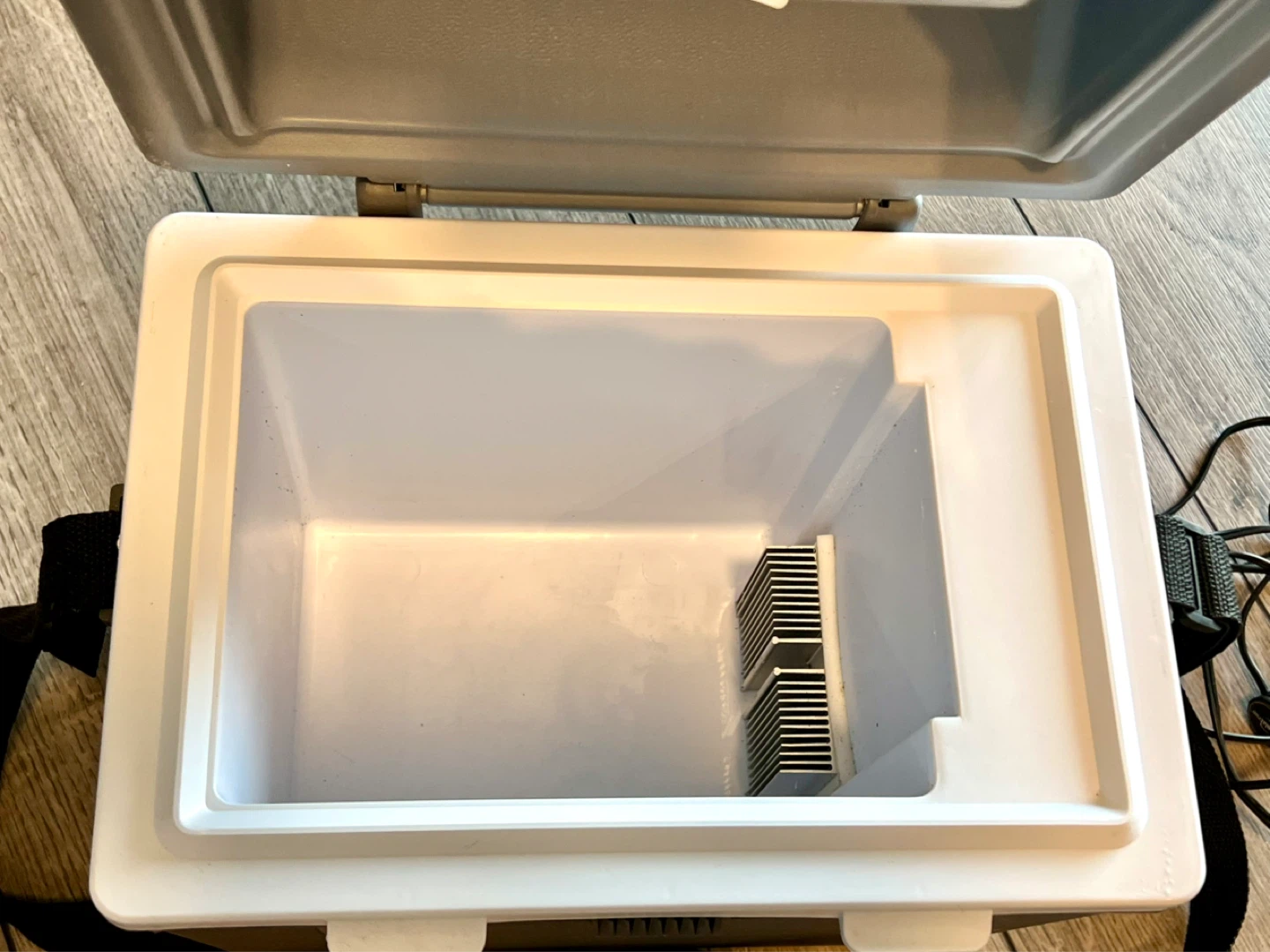Koolatron portable electric lunch cooler for car or boat. - photo 4