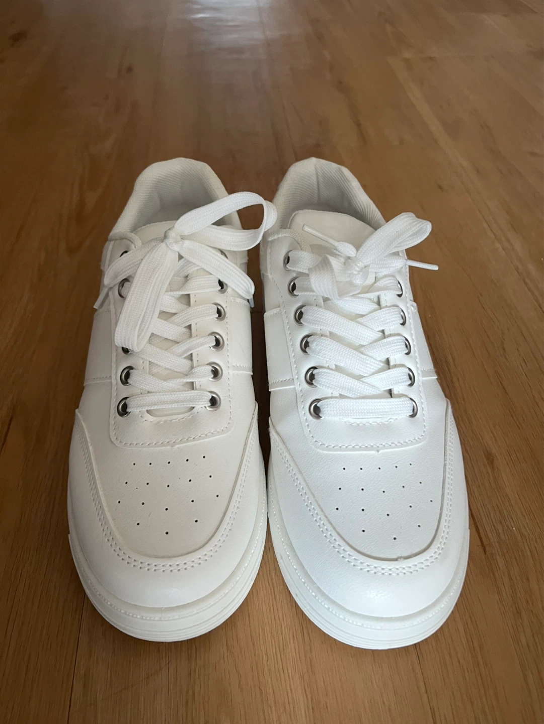 size 9 white sneakers - photo 2