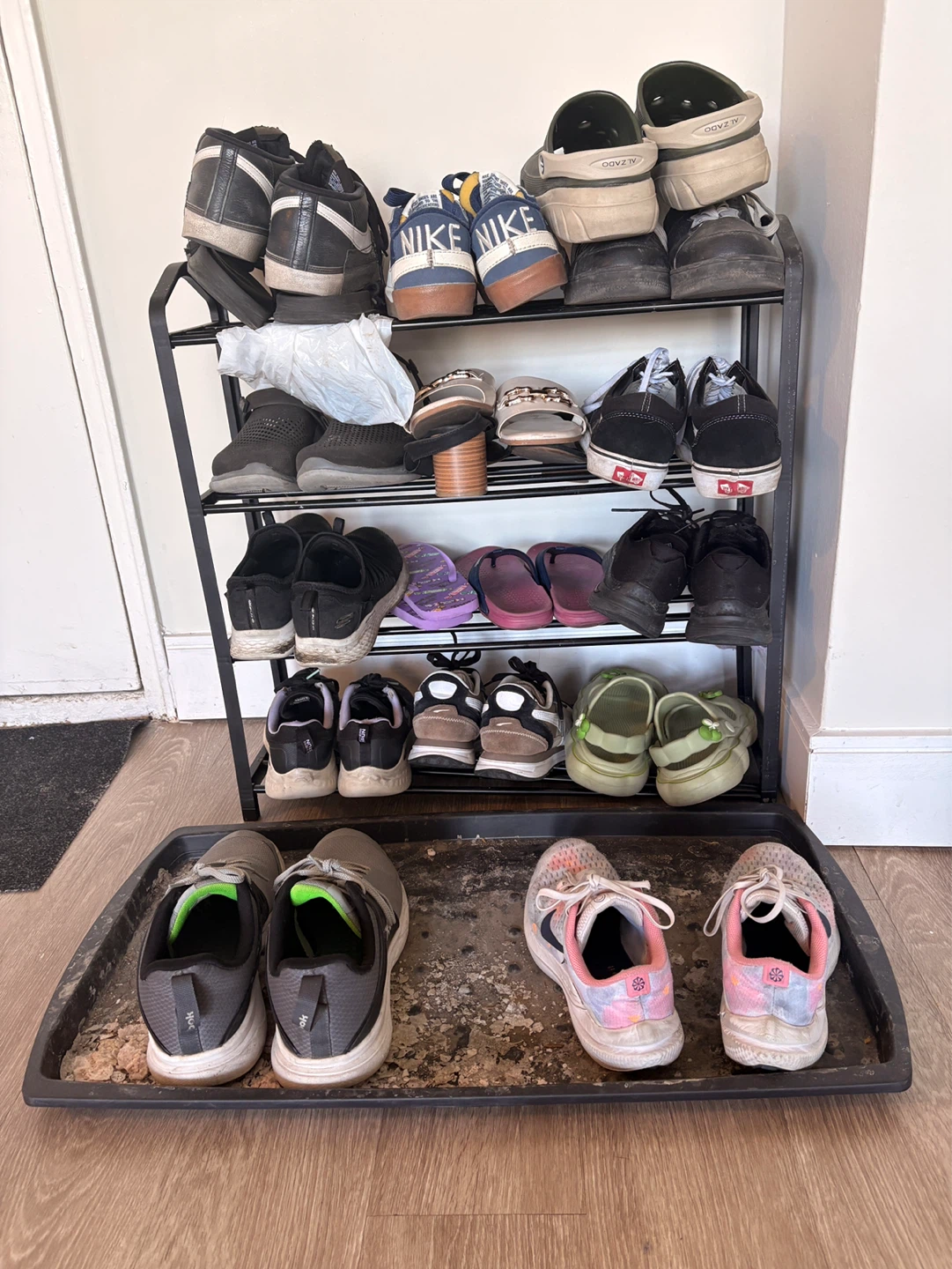 Shoe rack and shoe tray
