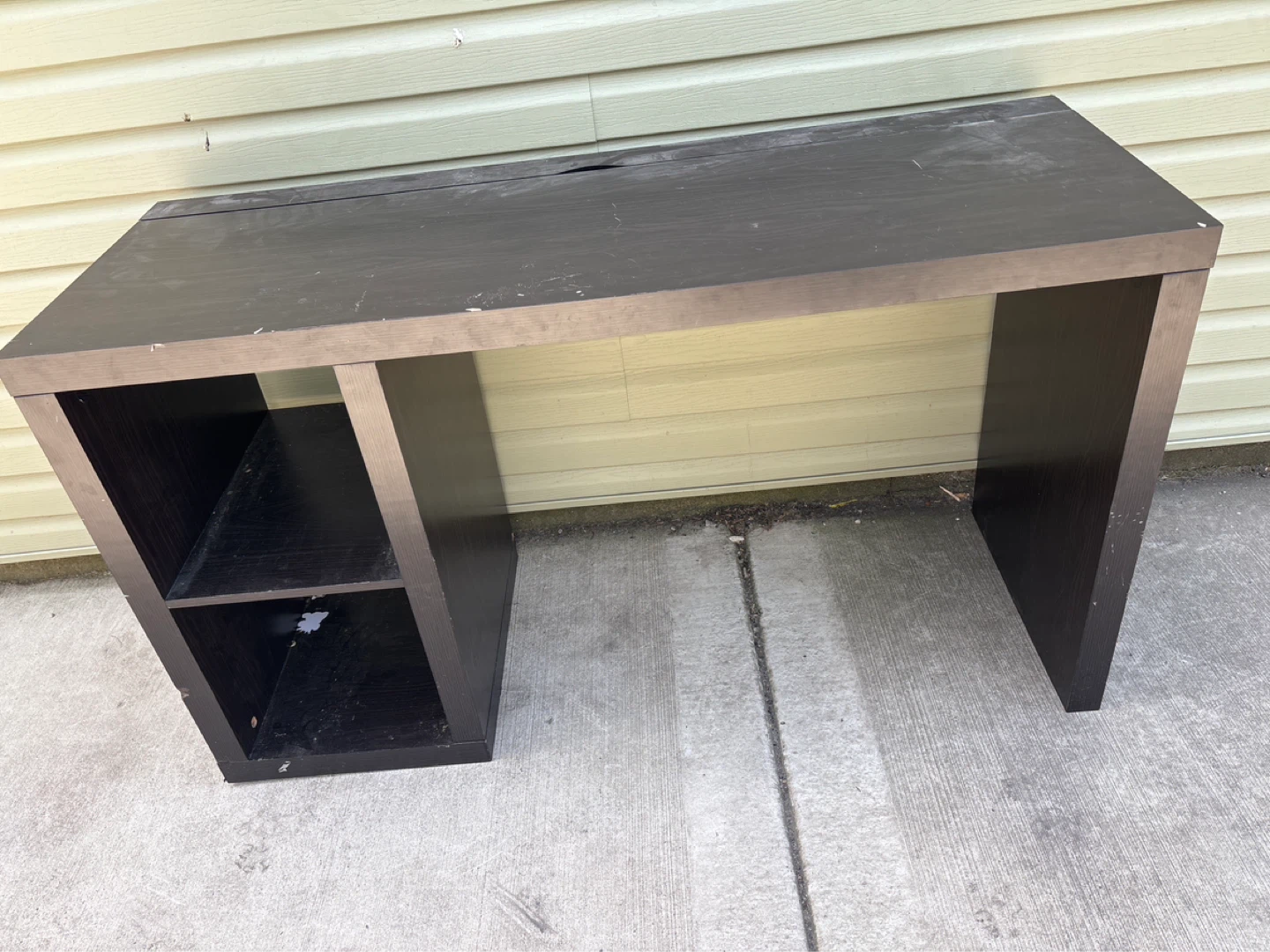 Desk used needs cleaning. Easy garage pick up