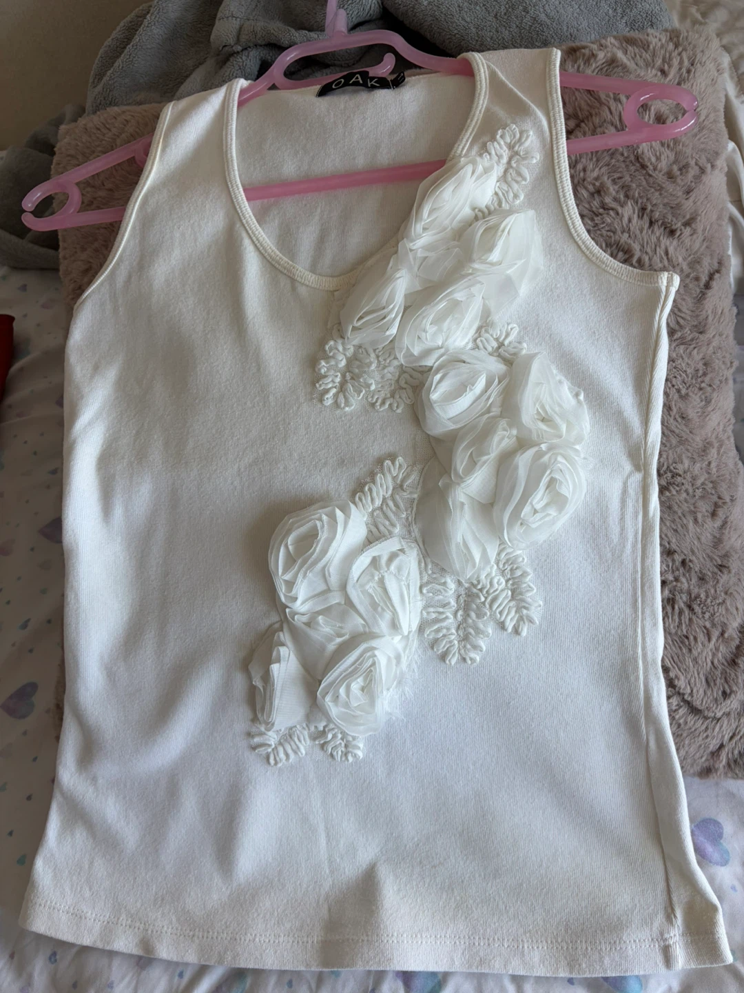 White sleeveless top with floral appliqué - photo 2