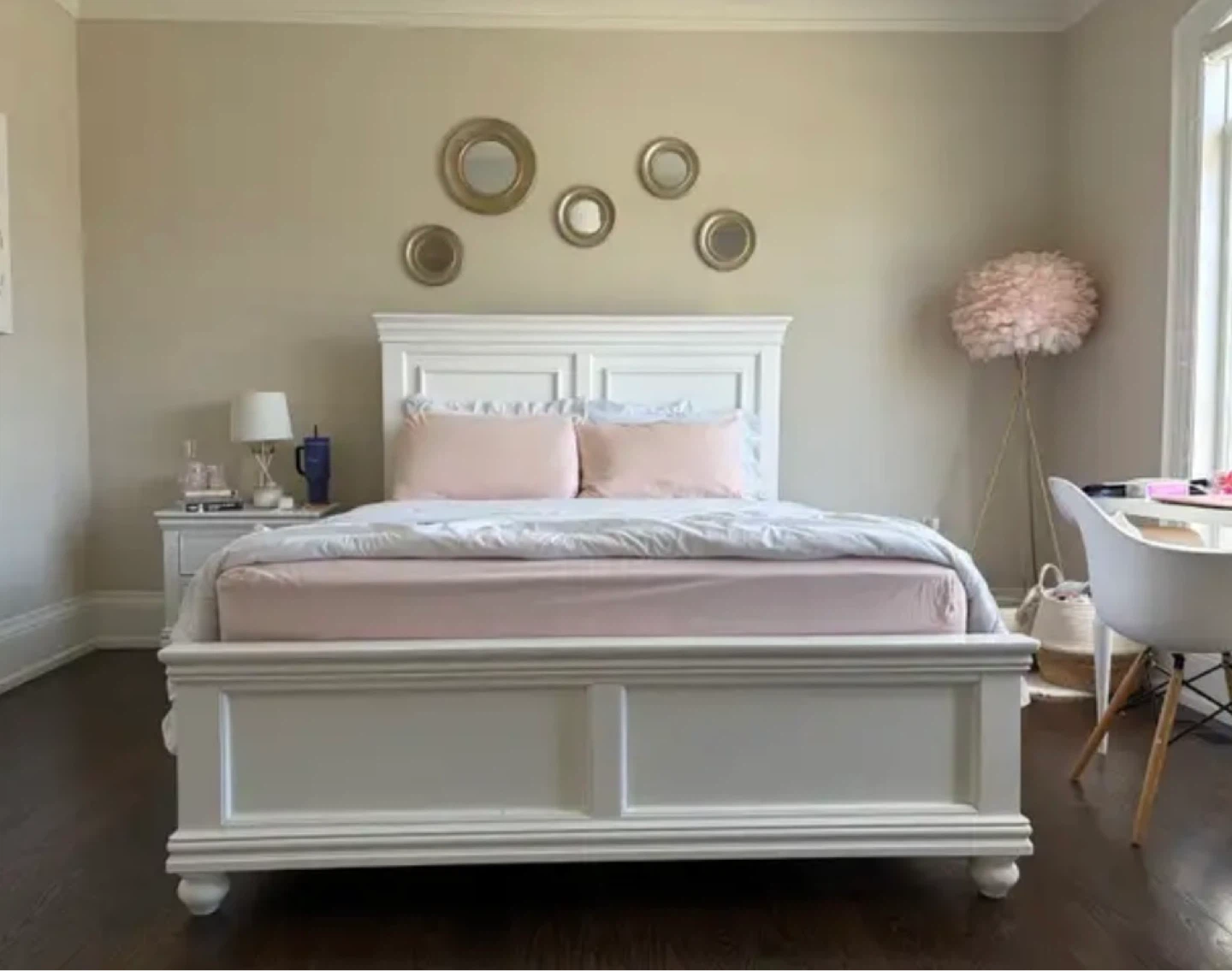 Elegant Queen Bedroom Set – Excellent Condition - photo 3