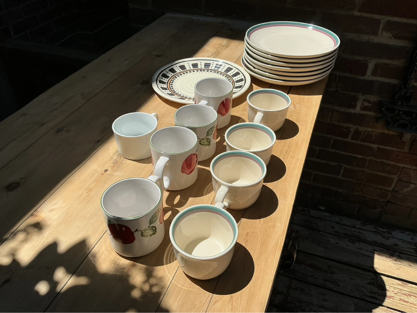Dinnerware Set: Apple Mugs, Cream Mugs & Plates ! - photo 4