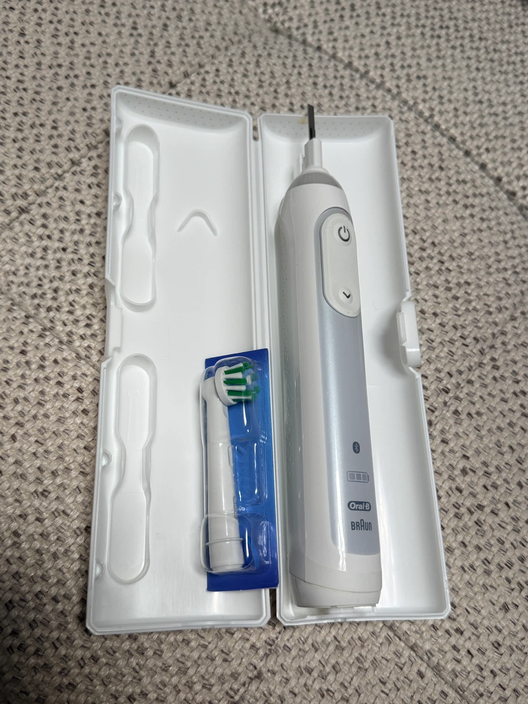 Oral-B Braun Electric Toothbrush with Travel Case - photo 2