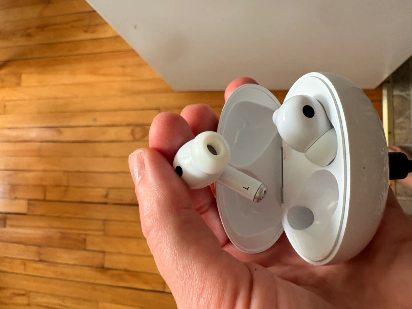 White Wireless Earbuds with Charging Case - photo 4