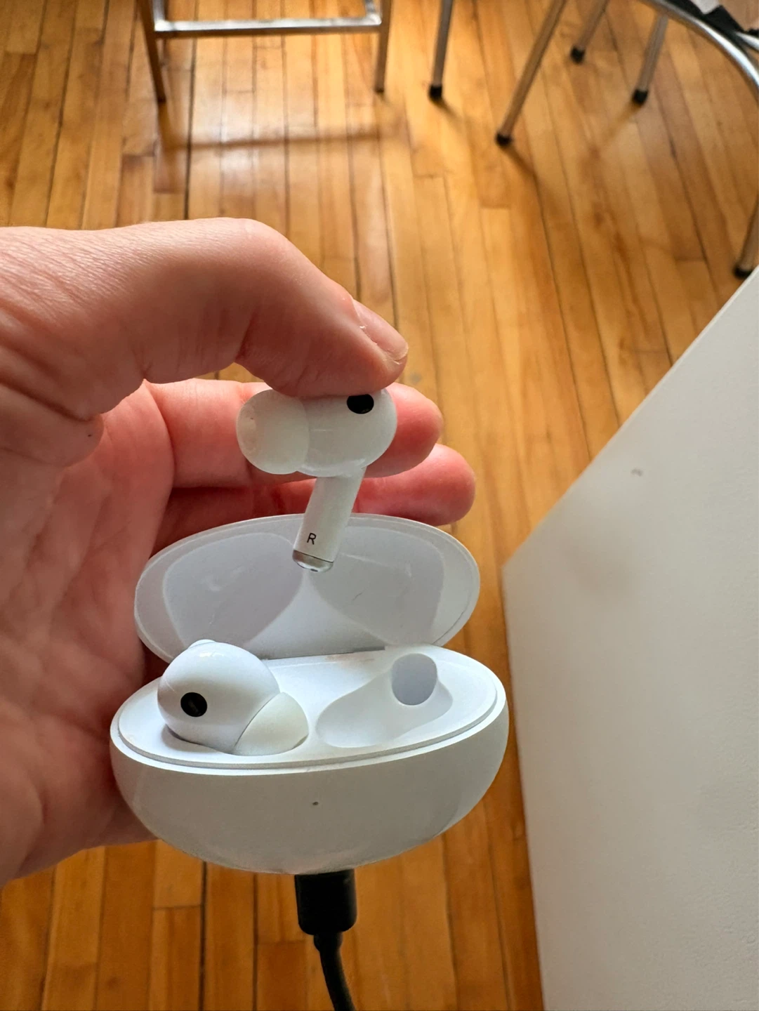 White Wireless Earbuds with Charging Case - photo 3