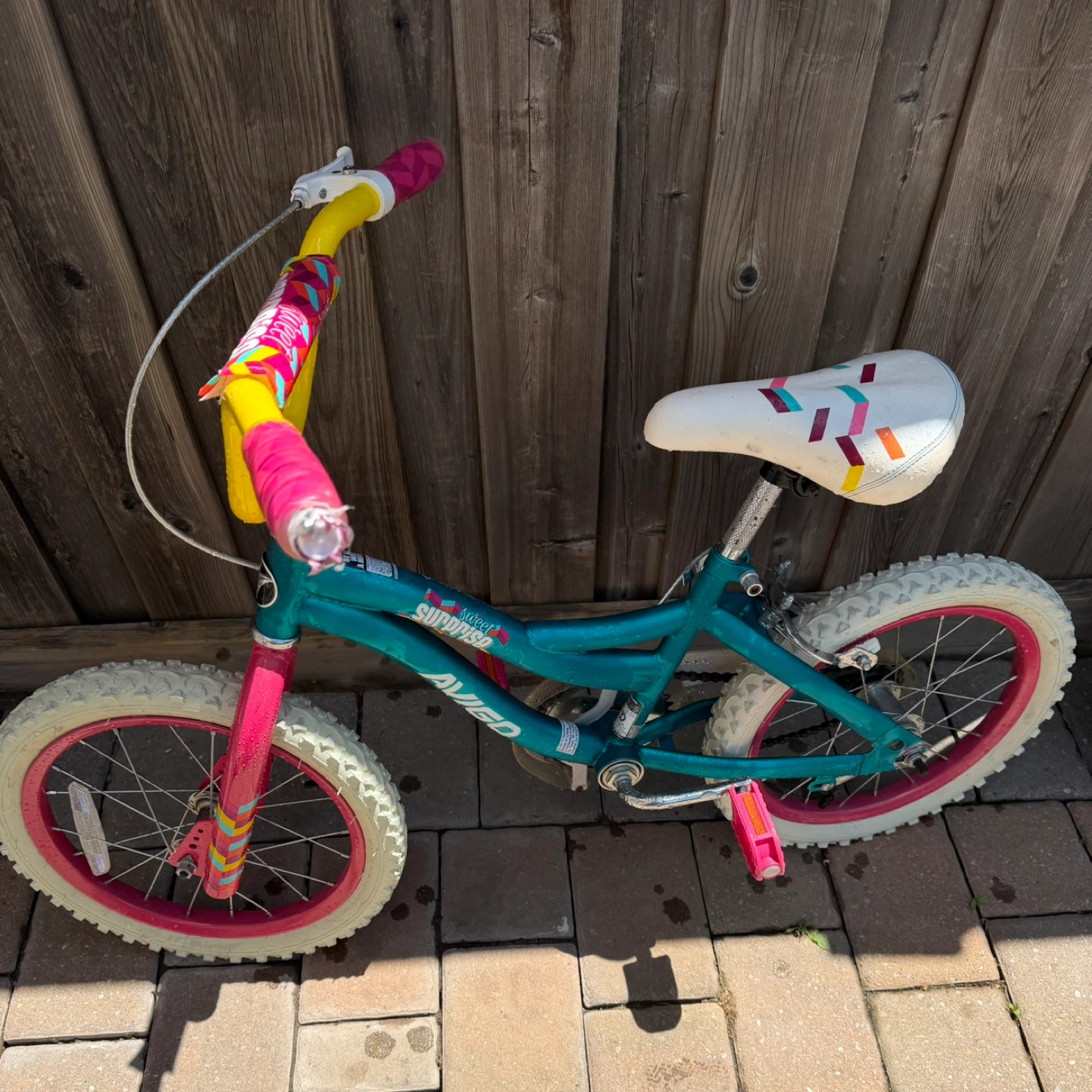 Avigo Sweet Surprise Girls Bike 12 inch with supporting wheels