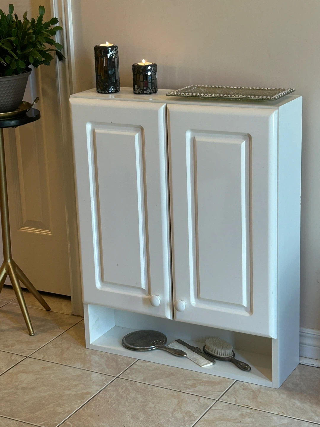 White Italian lacquered Wall Cabinet with Doors